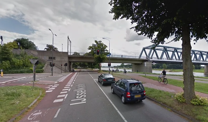 Bas met steen bekogeld vanaf spoorbrug: 'Voor hetzelfde geld was ik hartstikke dood geweest'