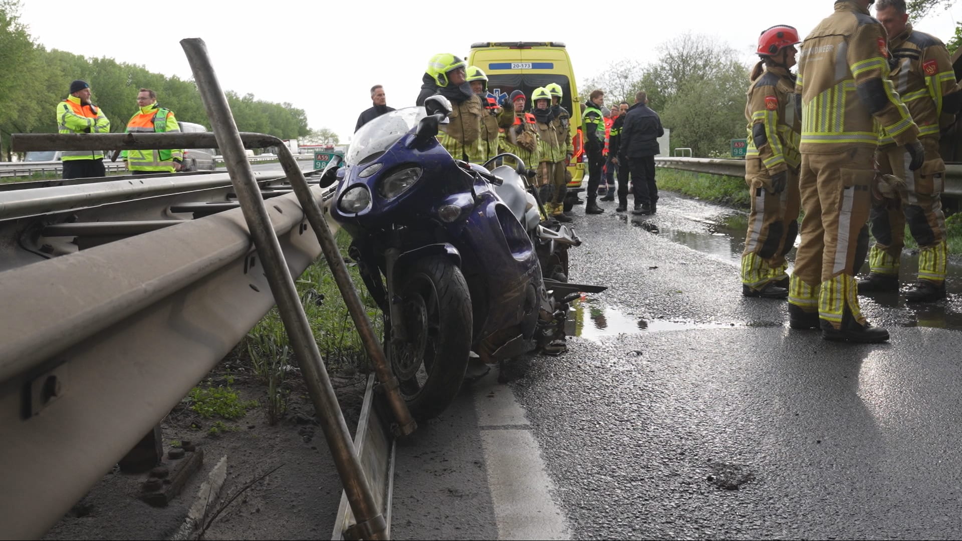 Motorrijder valt van viaduct en belandt op snelweg