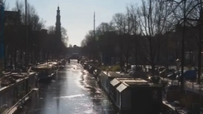 Vrouw belandt met auto in Keizersgracht in Amsterdam, toeristen schieten te hulp