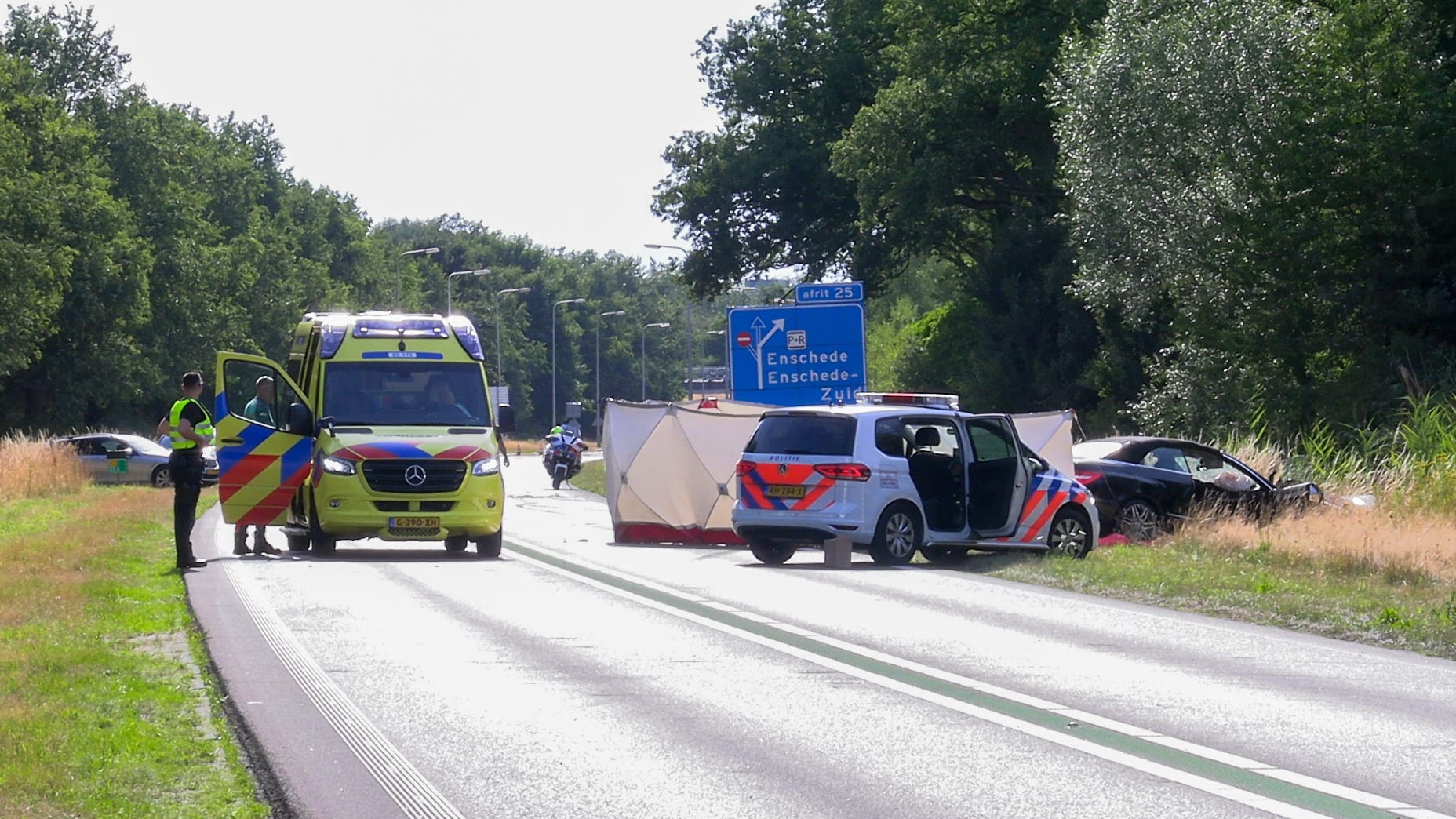 Vrouw (65) komt om het leven bij zwaar ongeluk op N35 bij Enschede