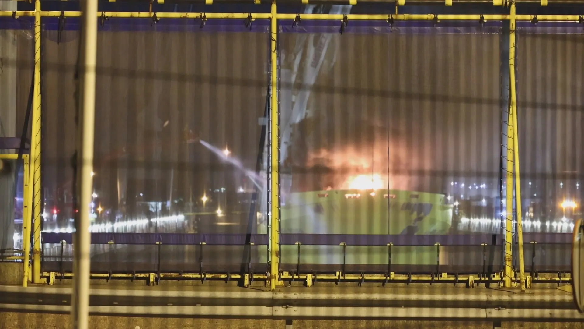 Brand op schip in droogdok in Schiedam, blussen kan nog uren duren