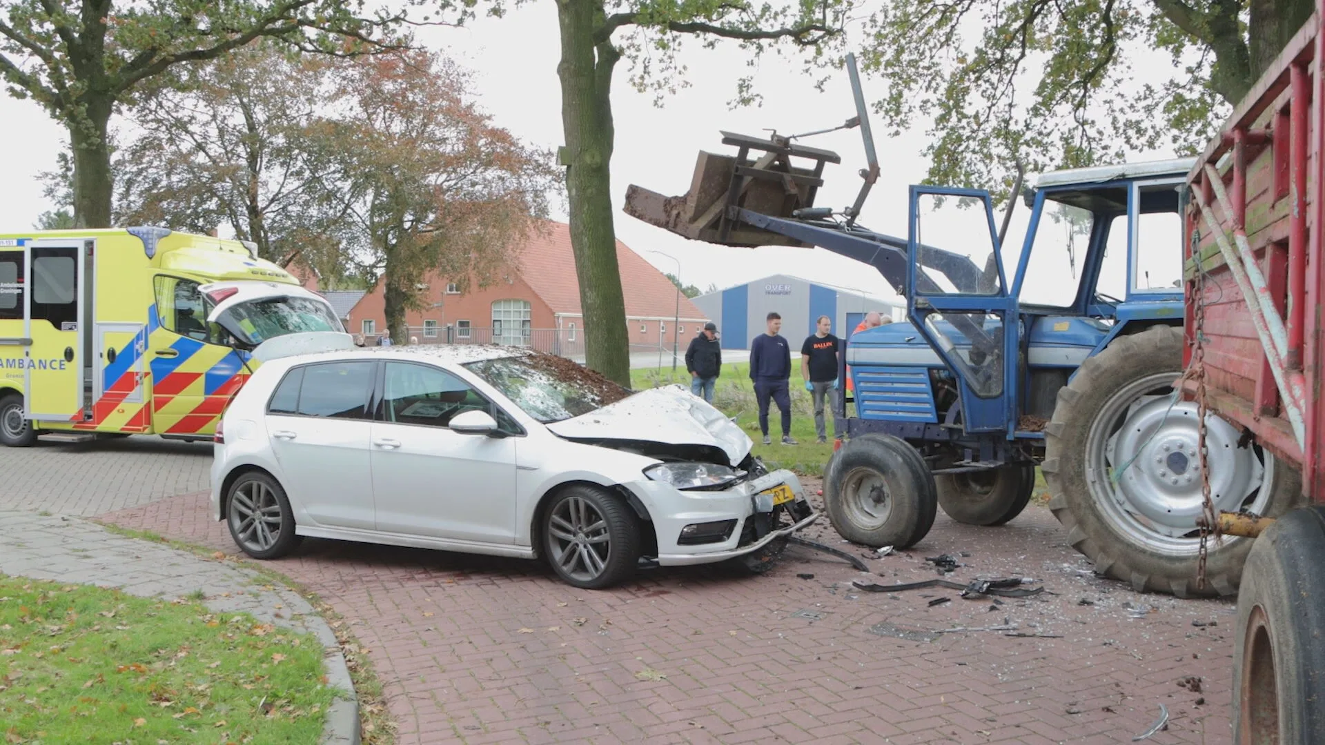 Twee personen gewond door aanrijding tussen tractor en auto in Emmer-Compascuum