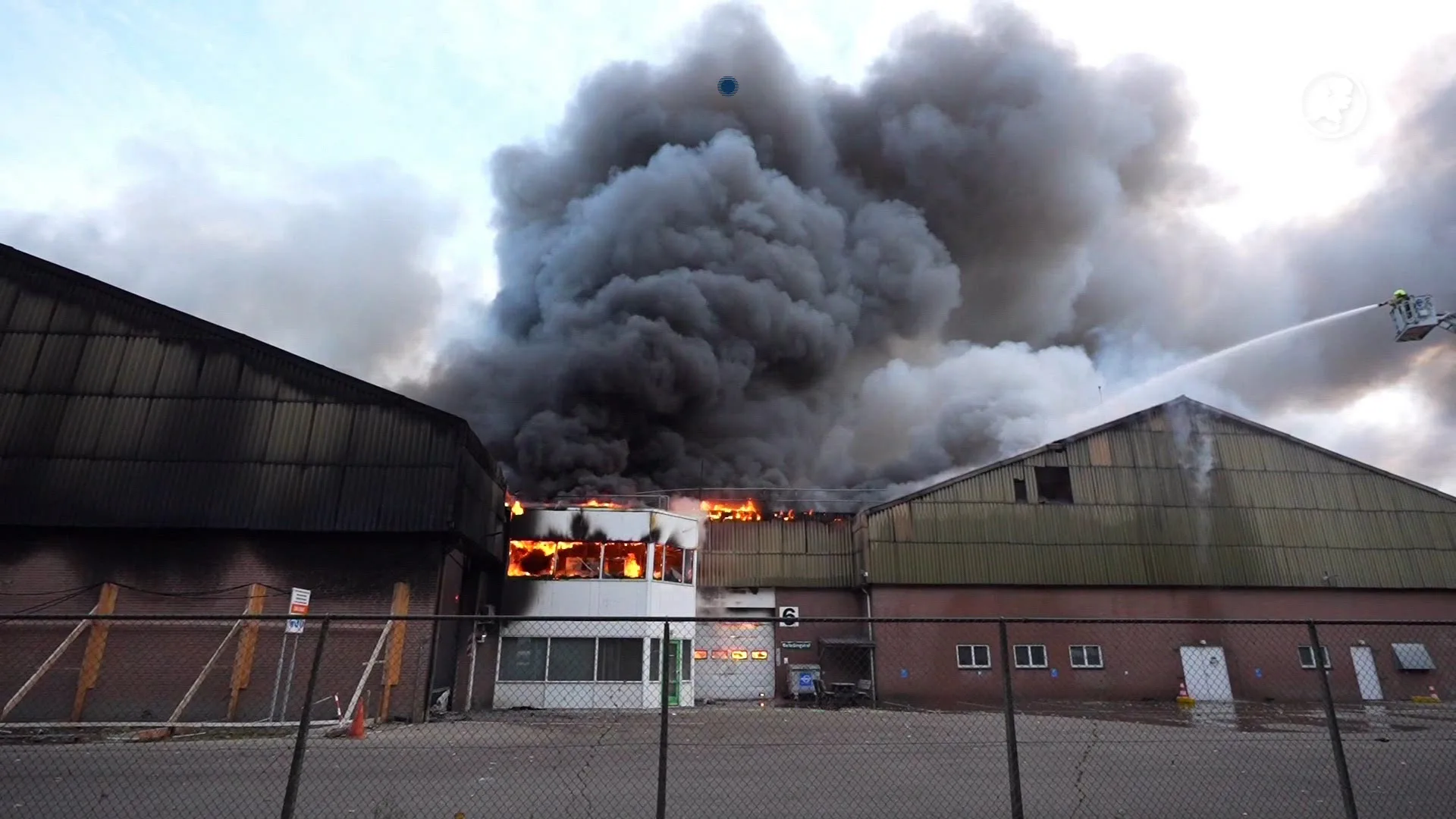 Rookpluimen boven Deurne door grote brand bij afvalverwerker