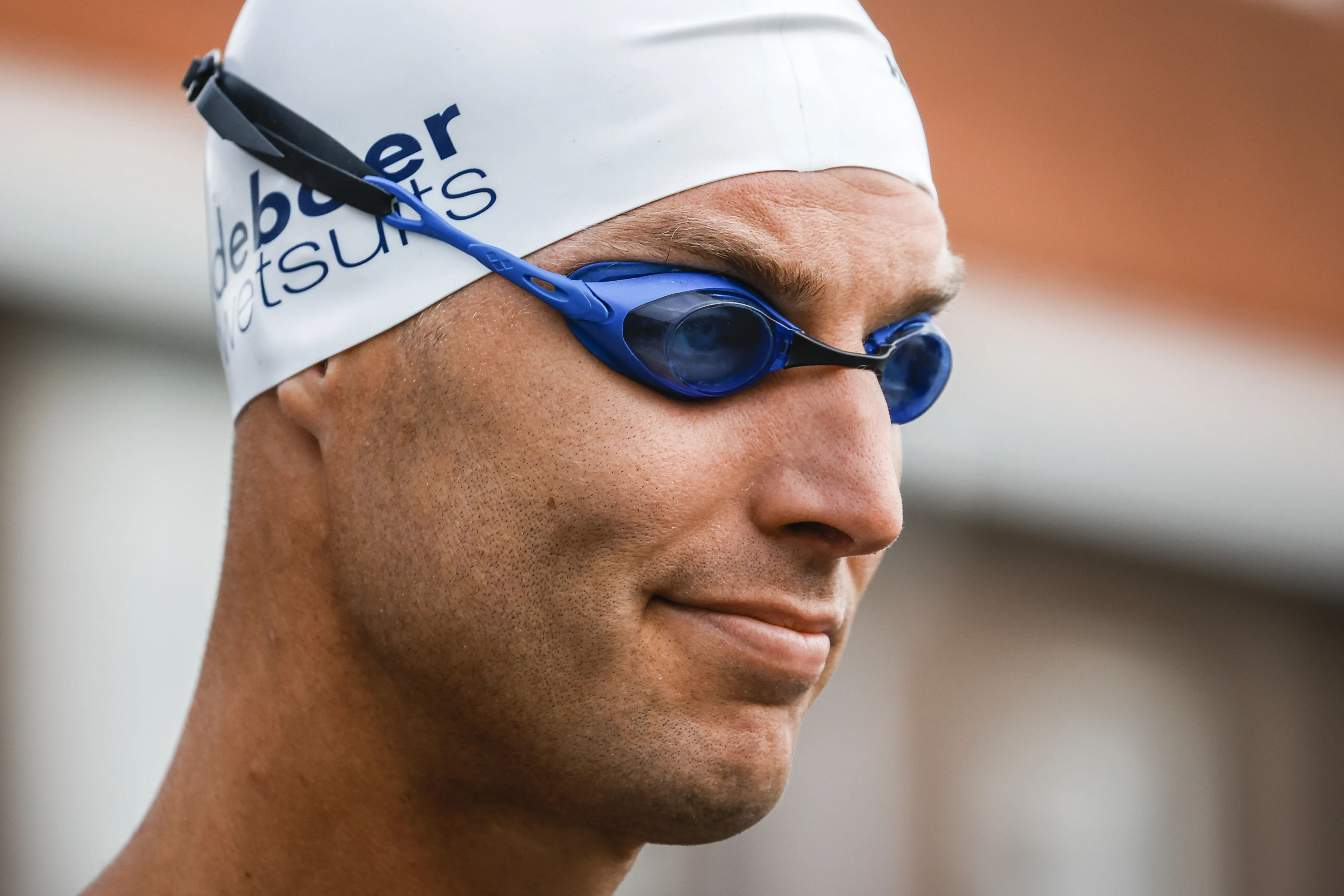 Van der Weijden doorbreekt door thuissporters grens van een ton met triatlon