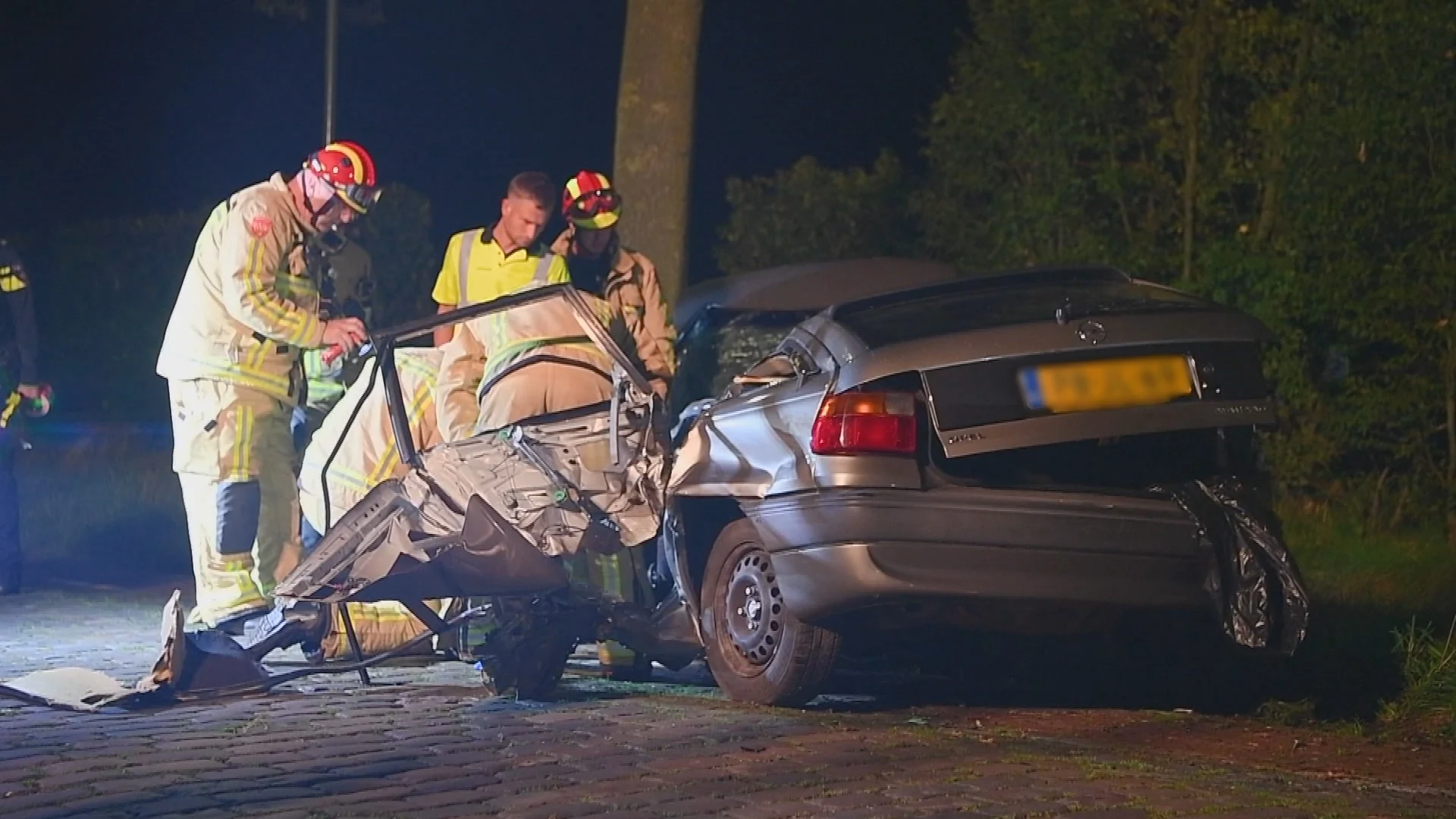 Man (19) uit Bladel overleden na botsing tegen boom