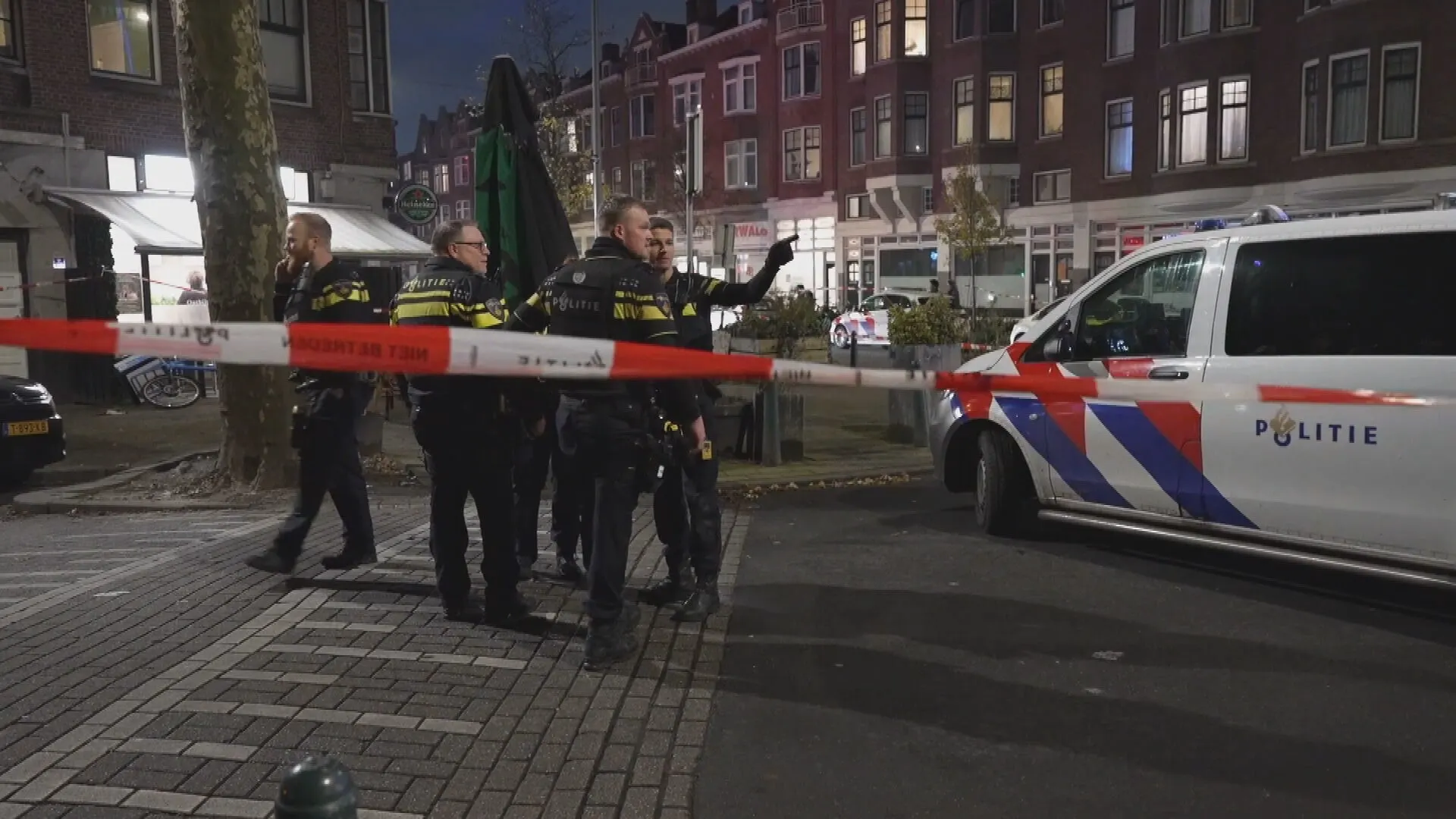 Neergeschoten man (32) in Rotterdam geraakt uit rijdende auto, dader voortvluchtig