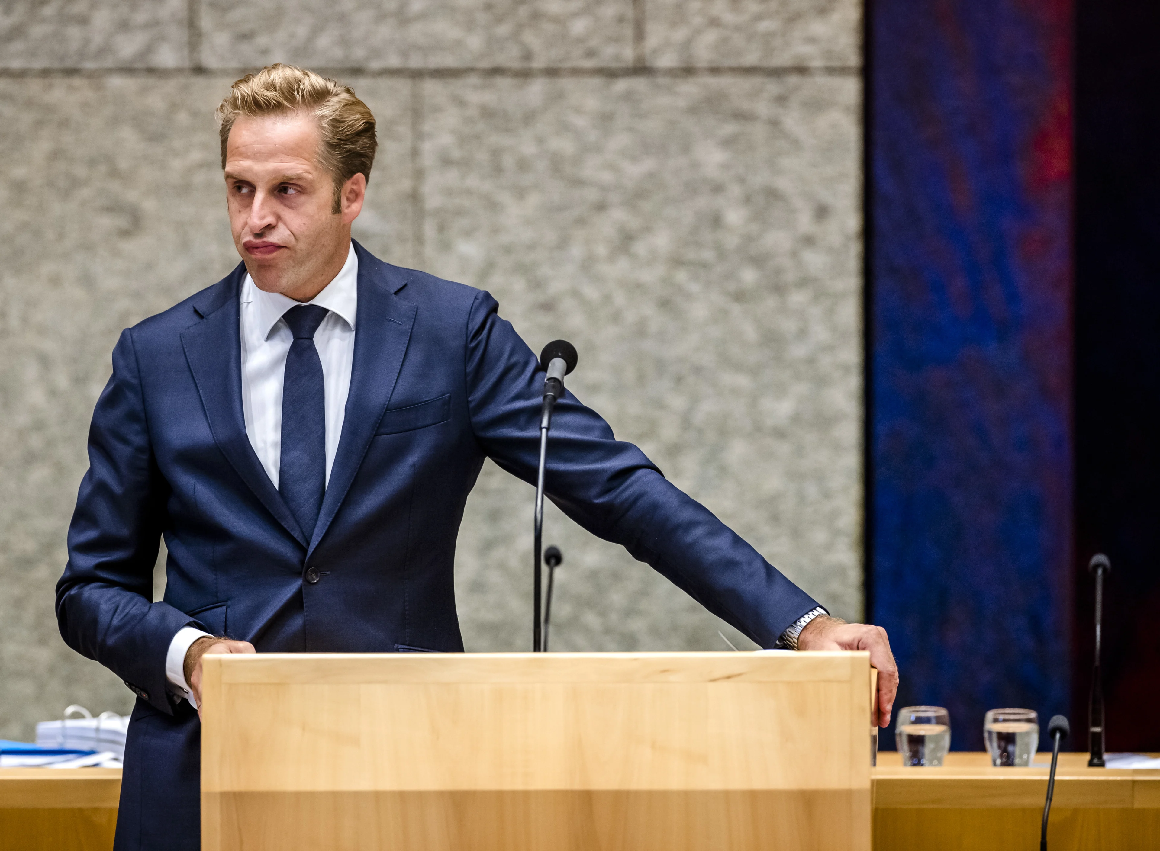 Minister De Jonge denkt nog enige tijd na over quarantaineverplichting