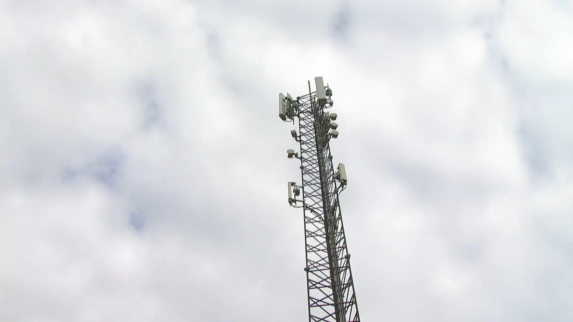 Zendmast in Roermond in brand, politie doet onderzoek