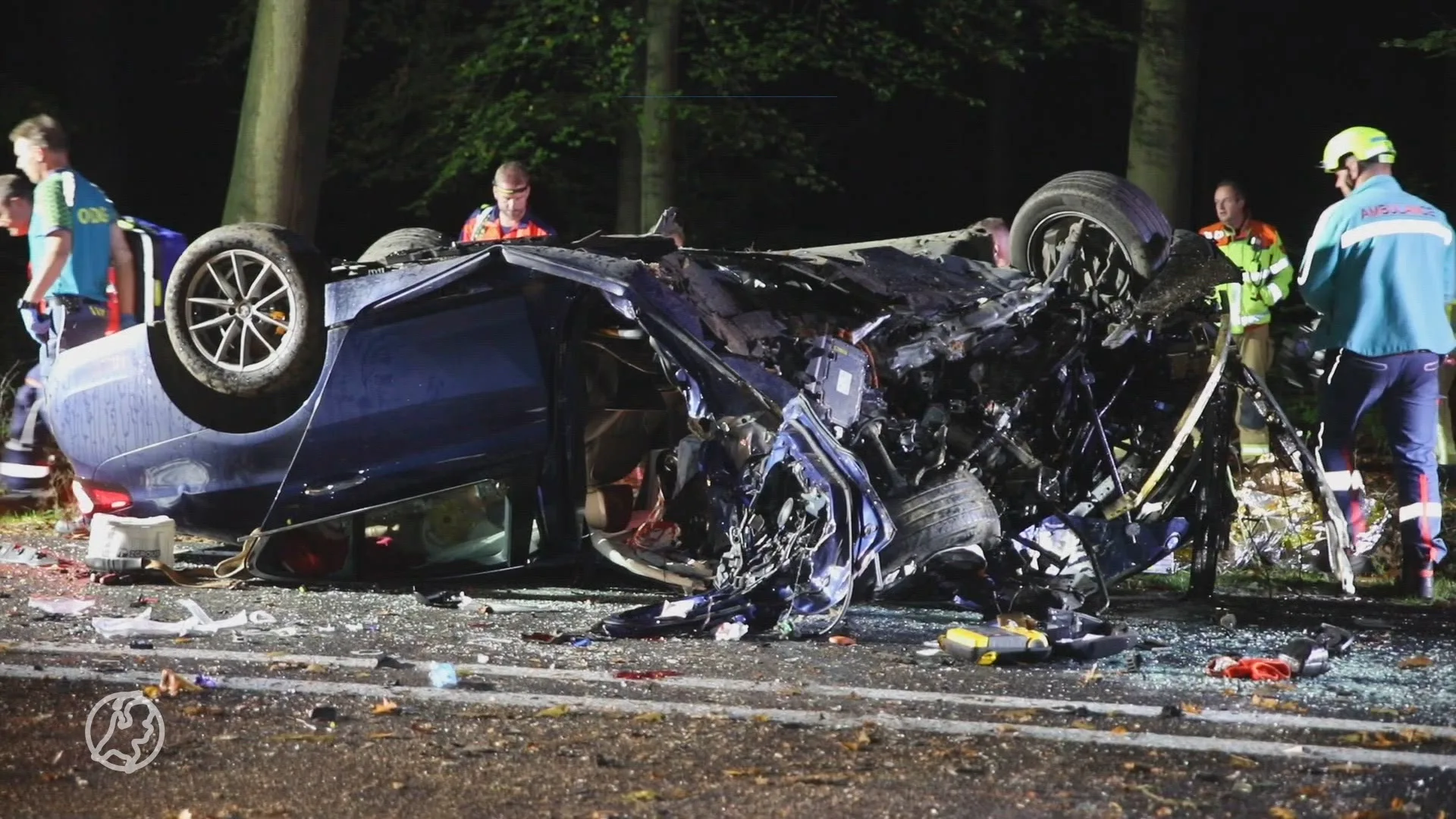Auto over de kop na botsing op N309, inzittenden zwaargewond uit wrak gehaald