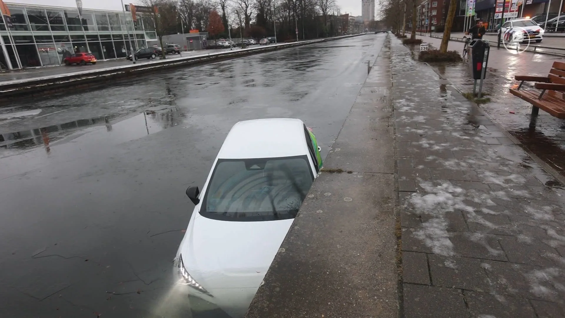 Asielzoeker redt vrouw uit zinkende auto in Eindhovens kanaal