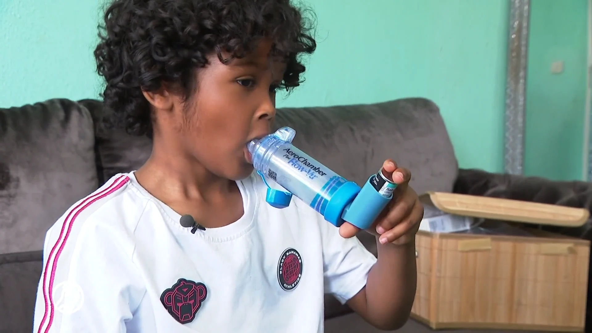 Drukke wegen geven gezondheidsrisico's voor kinderen, Emran (7) schreeuwt het soms uit van de pijn