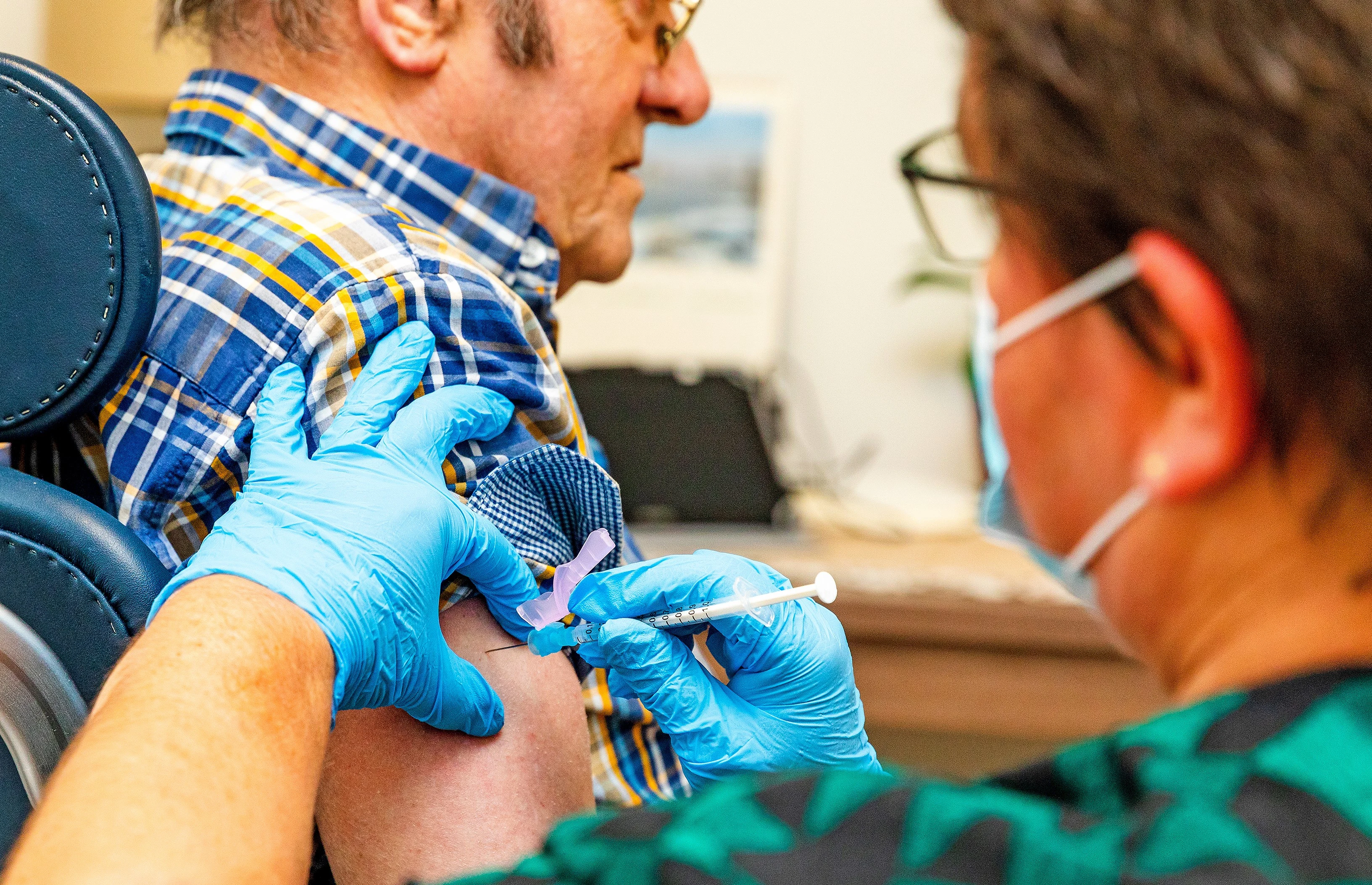 Tientallen klachten over grote en pijnlijke zwellingen na prik Pfizer/BioNTech