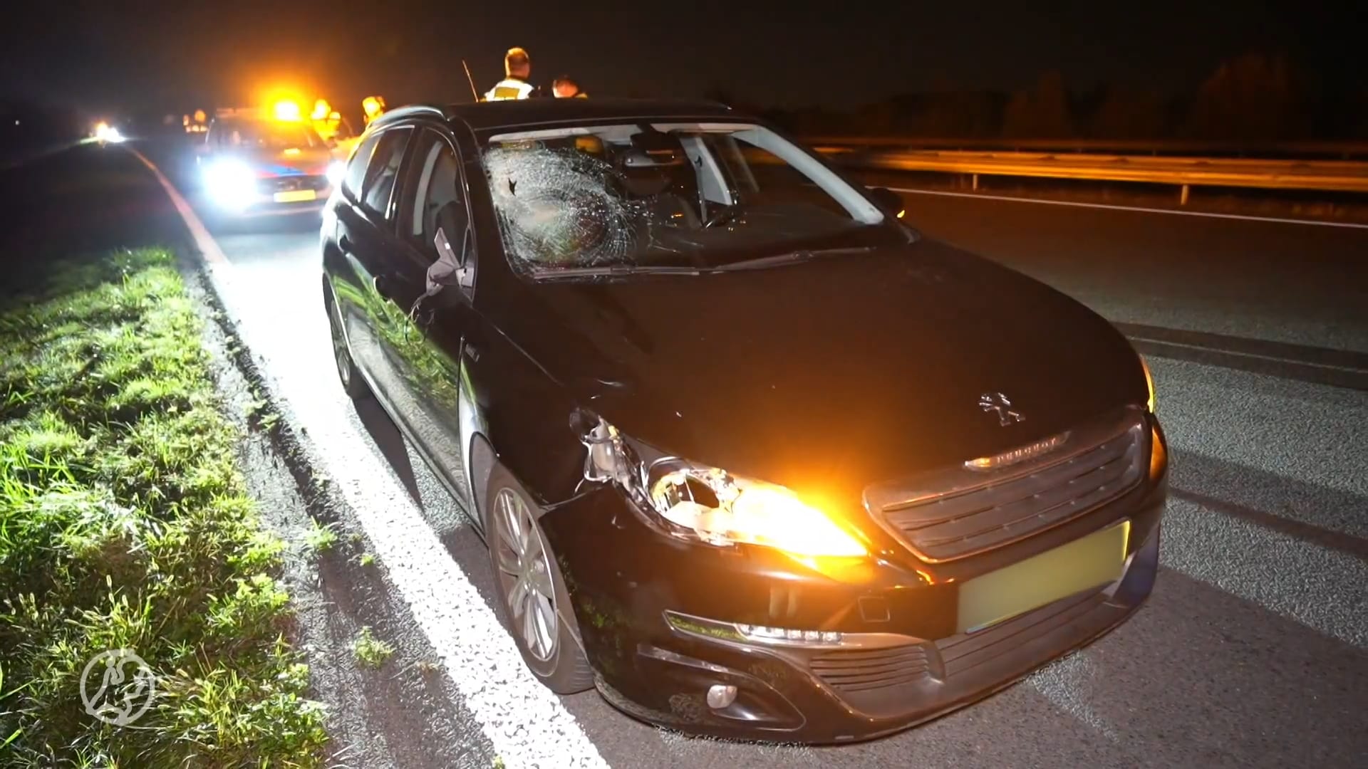 Man loopt op snelweg en raakt zwaargewond bij aanrijding