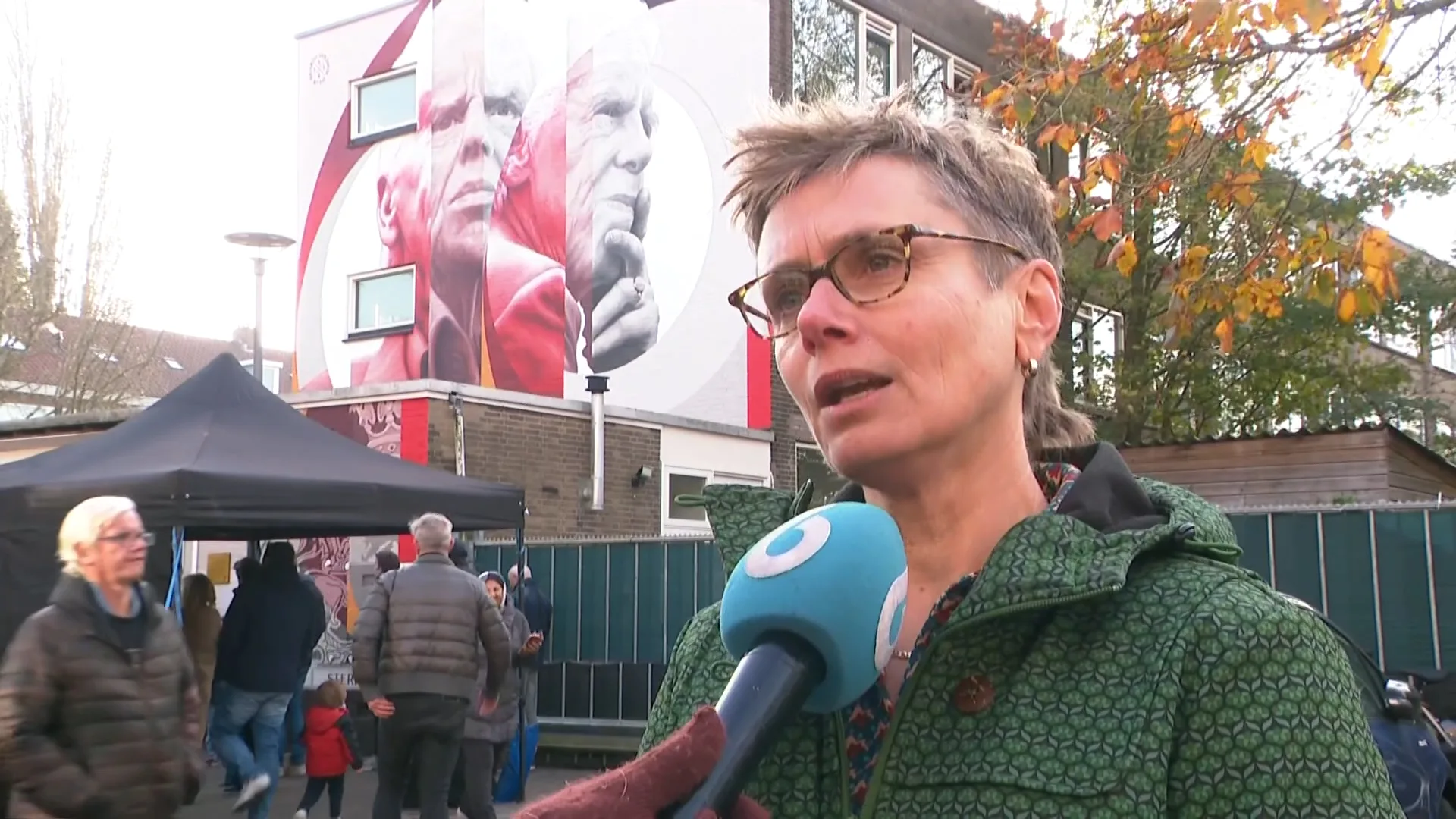 Muurschildering van Leo Beenhakker onthuld in Rotterdams Carnisse