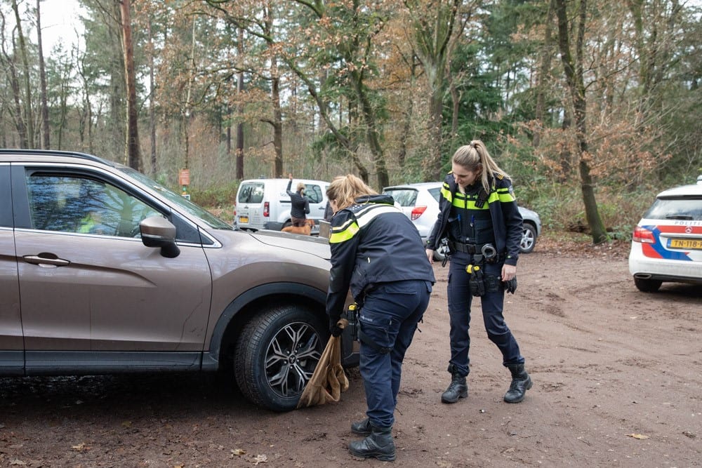 Vrouw overreden door eigen auto in Baarn, slachtoffer naar ziekenhuis