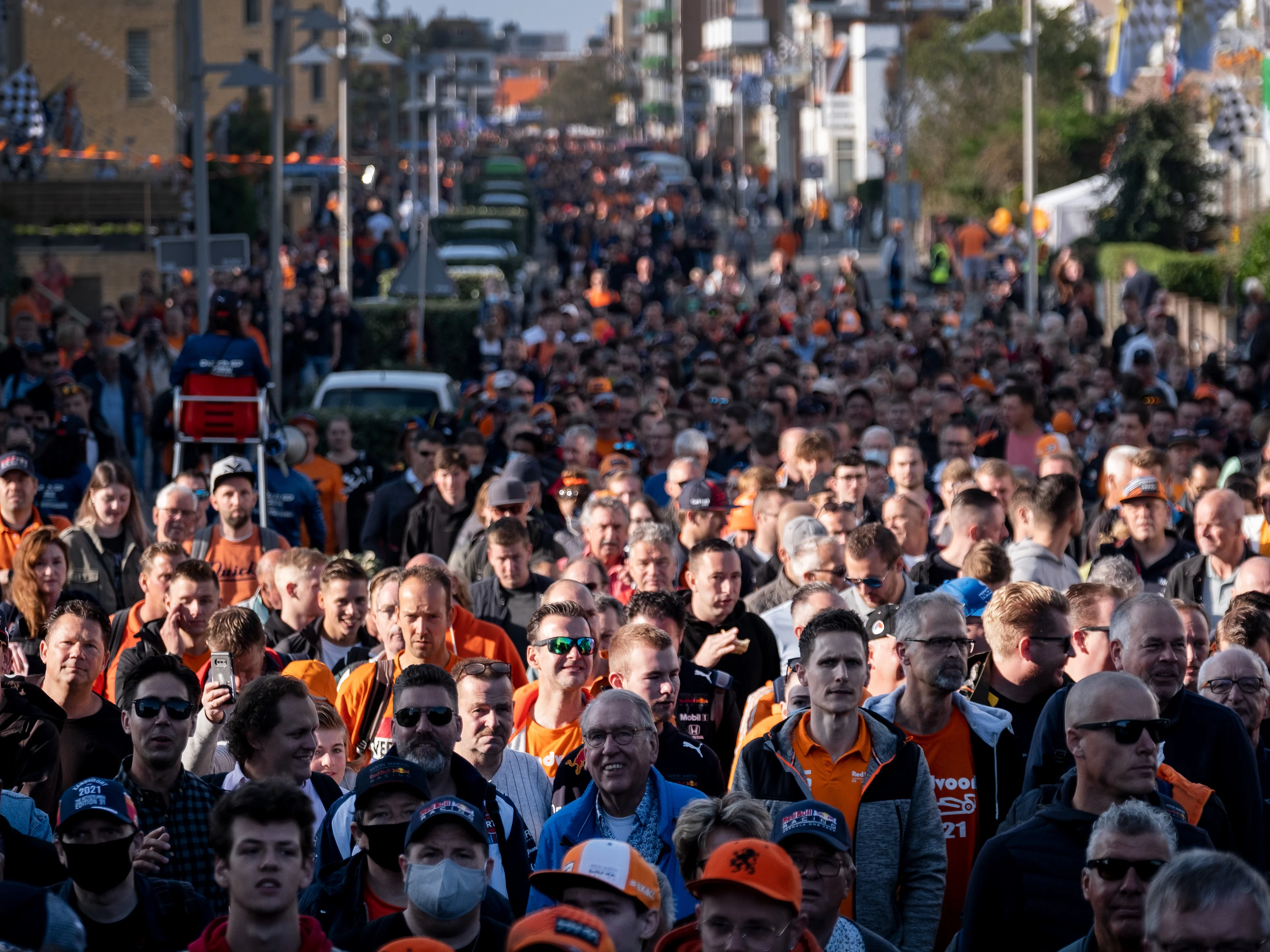 Mierenhoop van mensen bij Formule 1-circuit in Zandvoort