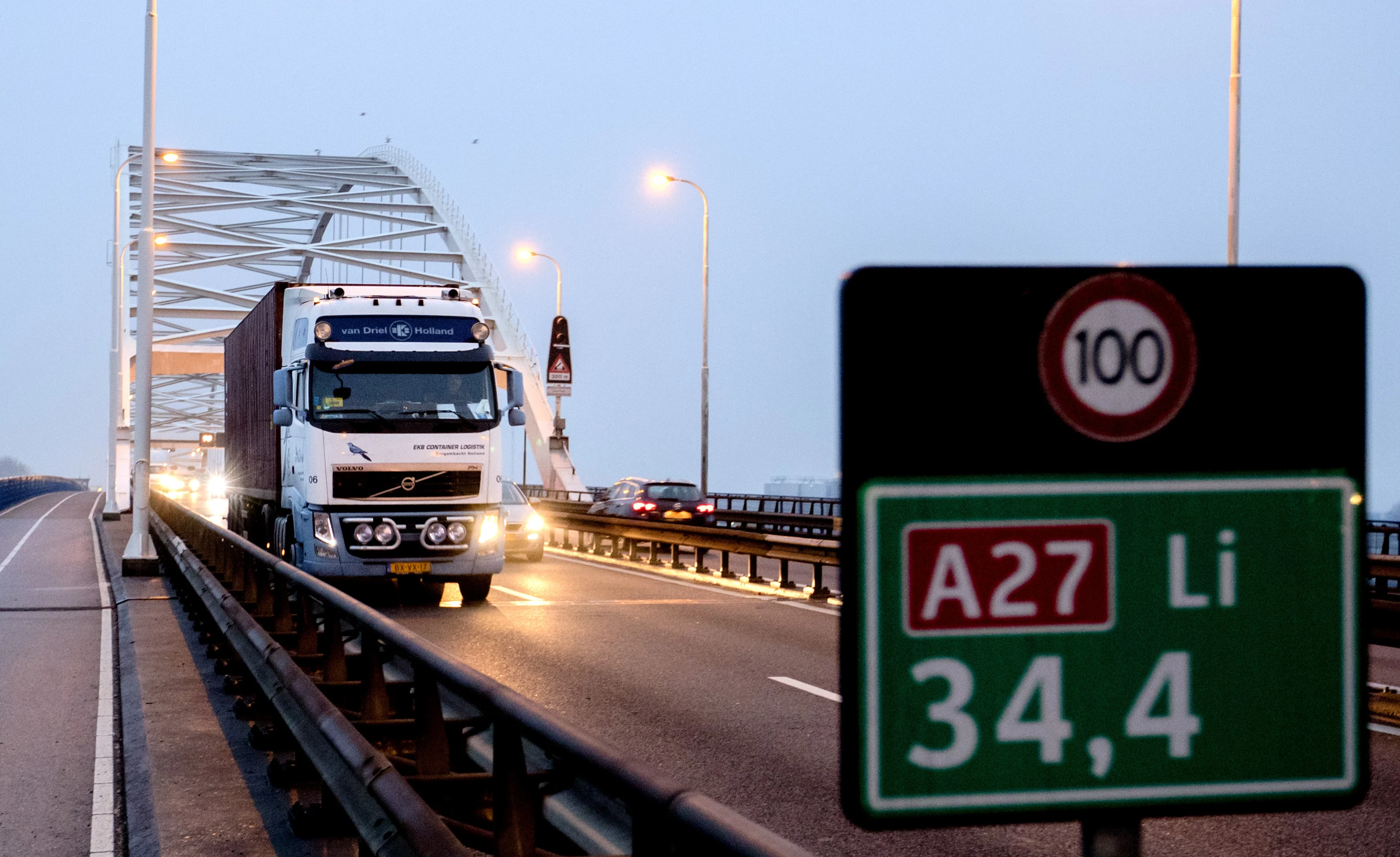 Merwedebrug afgesloten voor vrachtwagens, constructie niet veilig