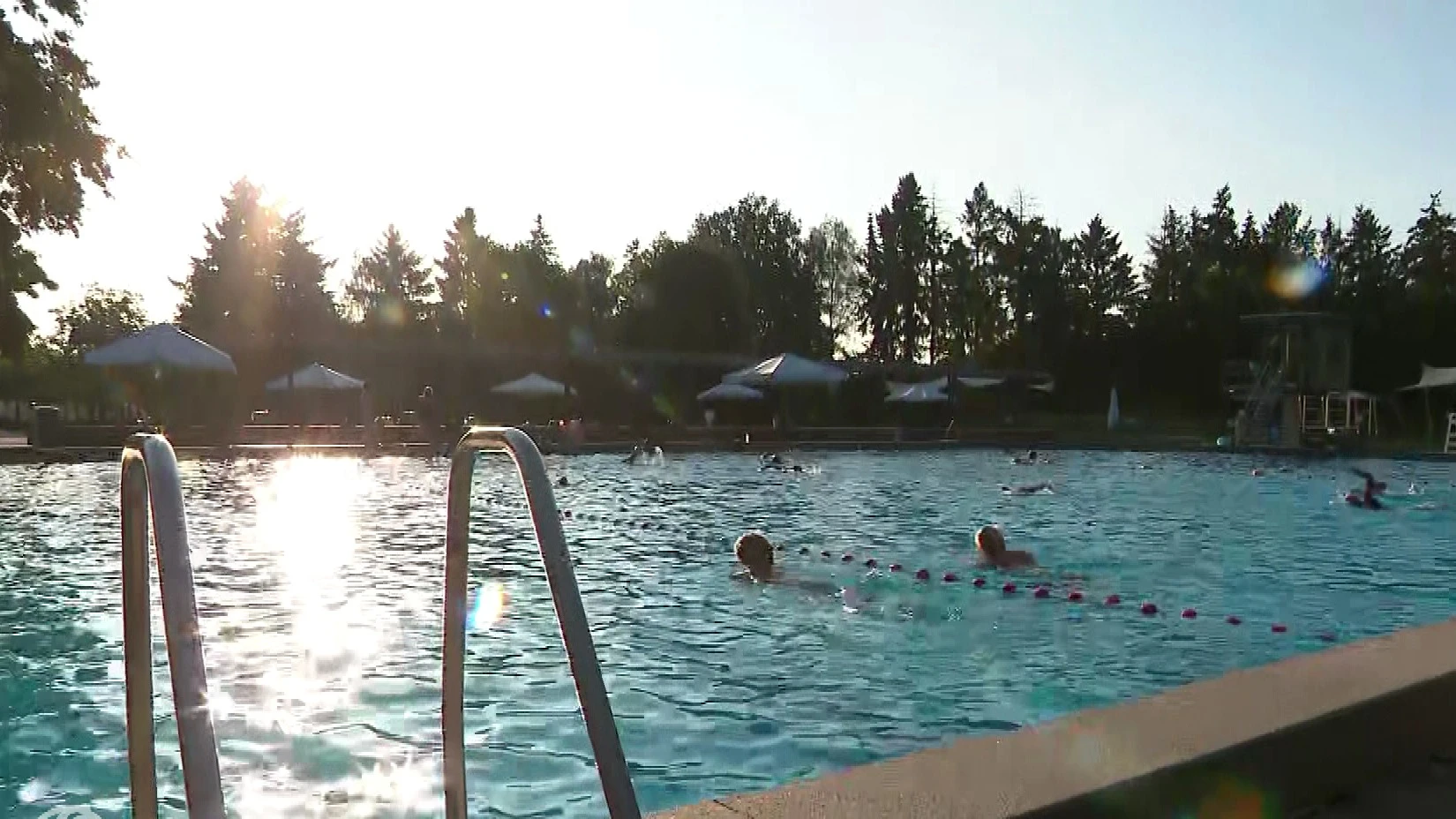 Buitenzwembad blijft ook in najaar open door warme temperaturen