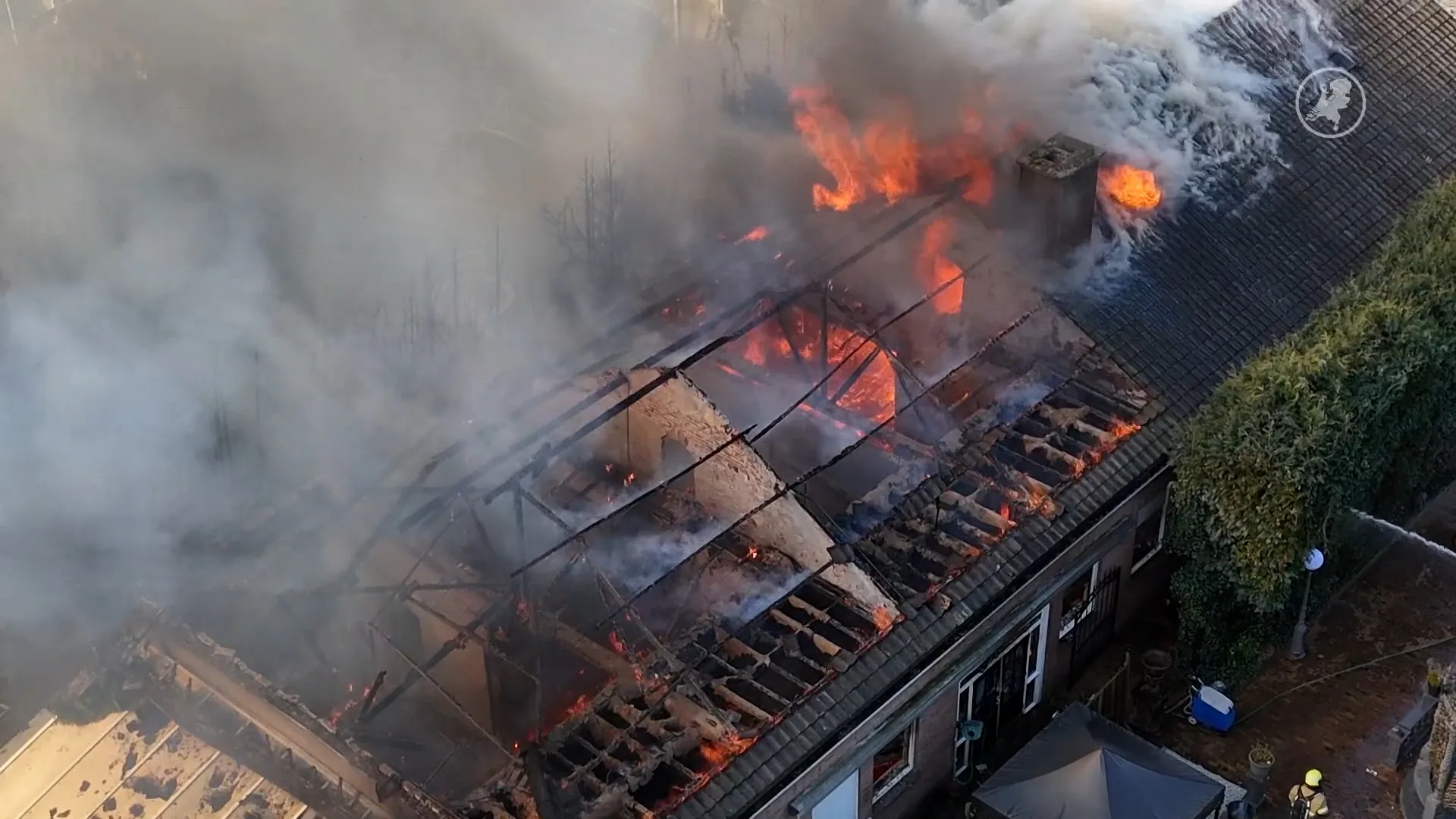 Zeer grote brand in Nuland, persoon naar ziekenhuis