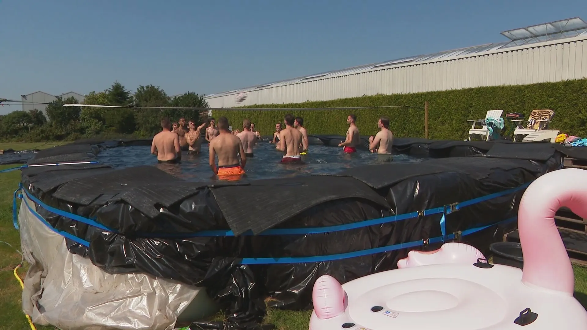 Martijn (20) gaat viral op TikTok met zelfgemaakt megazwembad