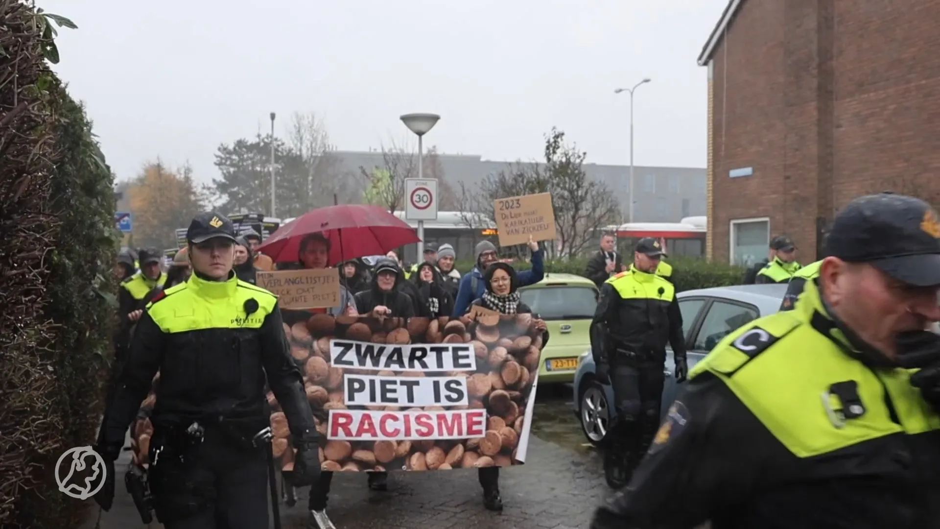 De Lier houdt bewust kleur pieten bij sinterklaasintocht geheim Na rellen van vorig jaar