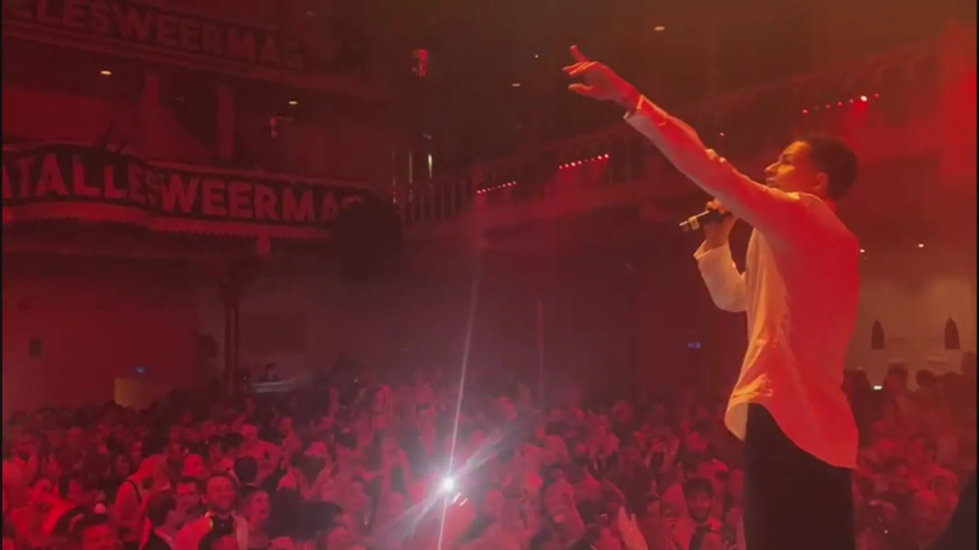 VIDEO: Bilal Wahib geeft eerste verrassingsconcert na boycot om 'Instagram-incident'