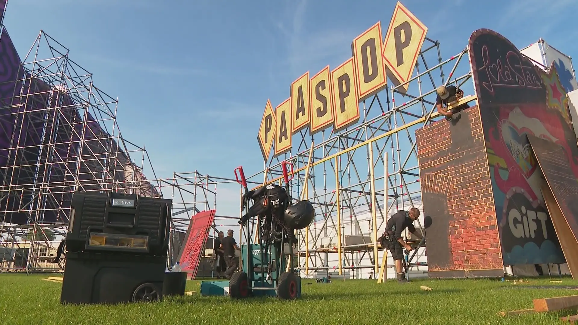 Mogen we weer naar een festival of niet? Paaspop bouwt festivalterrein stug door