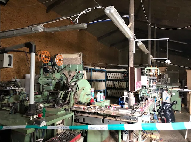 Illegale sigarettenfabriek opgerold in loods, dertien mannen opgepakt