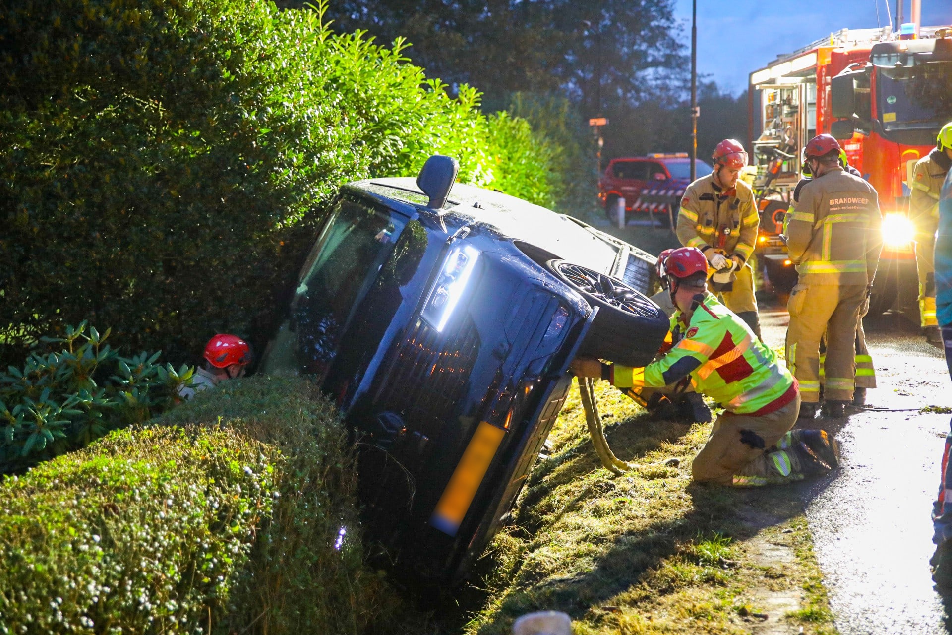 Bestelbus in sloot: hulpdiensten moeten bestuurder bevrijden
