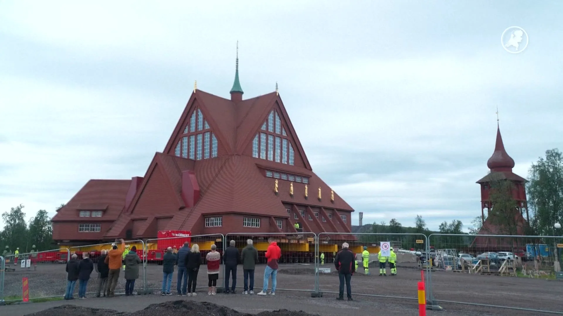 Bijzondere beelden: Nederlands bedrijf verplaatst complete houten Zweedse kerk
