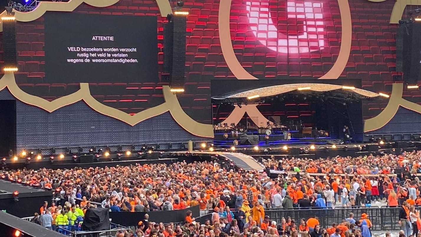 Concert Guus Meeuwis stilgelegd, bezoekers moeten veld verlaten