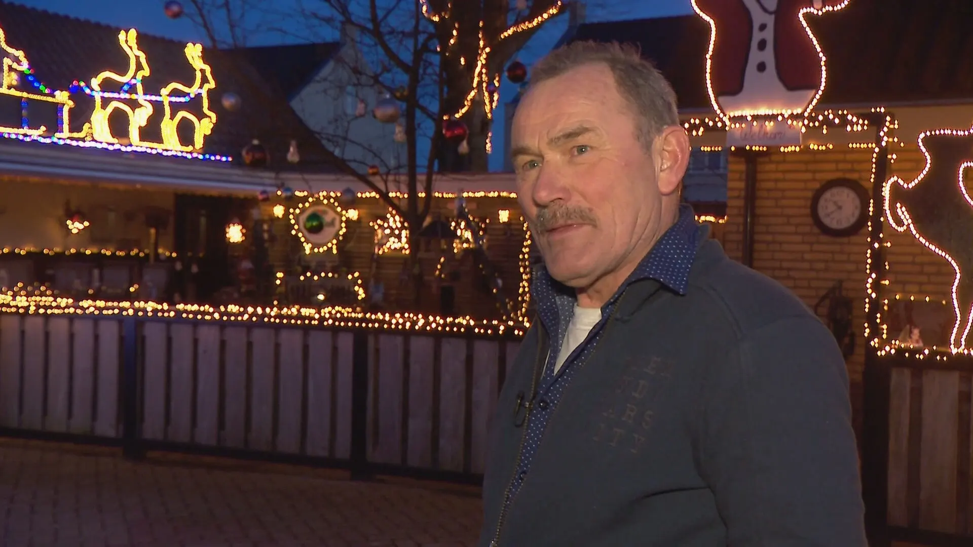 Het kersthuis van André  is versierd met maar liefst 140.000 lichtjes