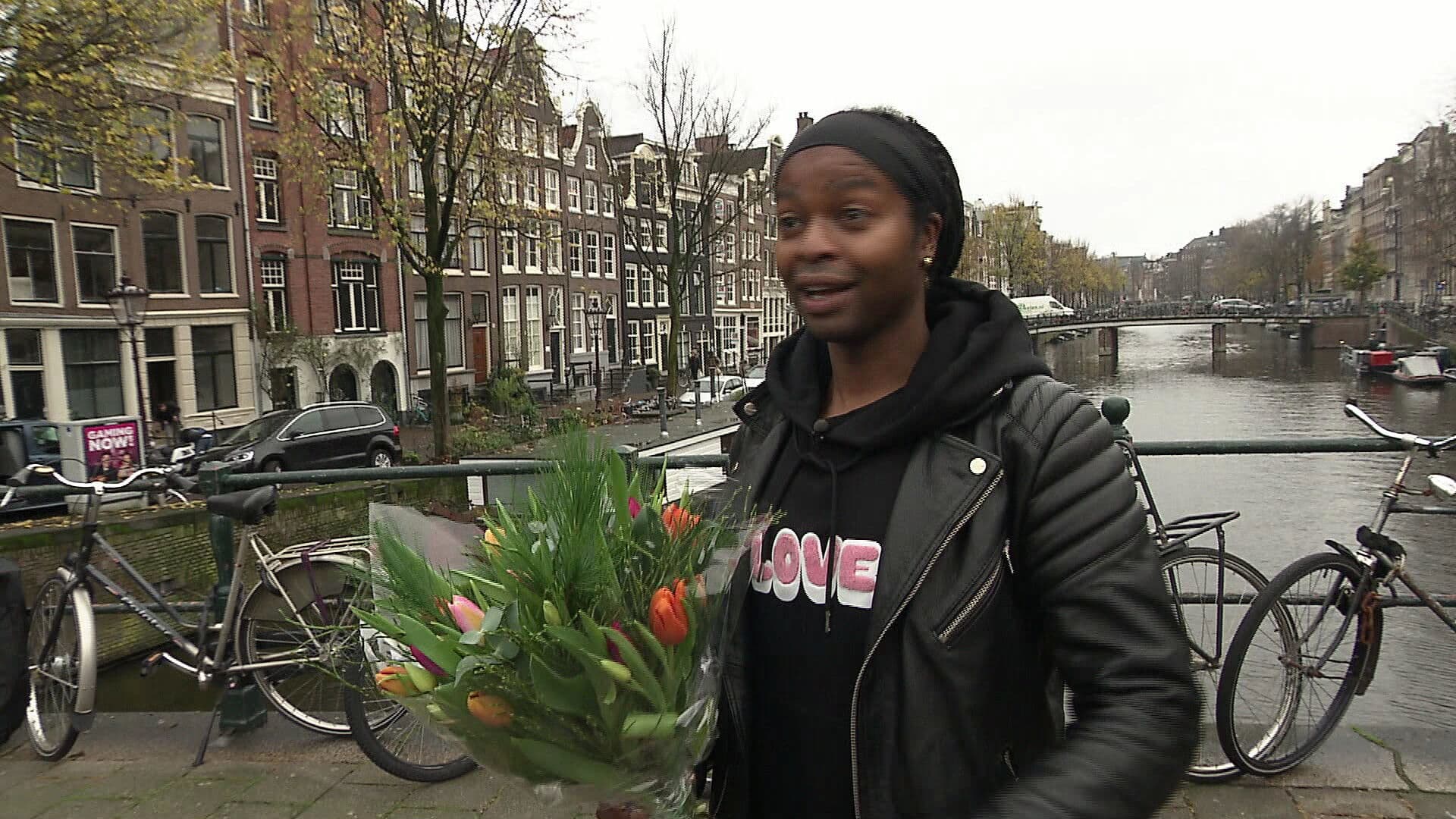 Nietsvermoedende voorbijgangers krijgen onverwacht een bloemetje van Ivan