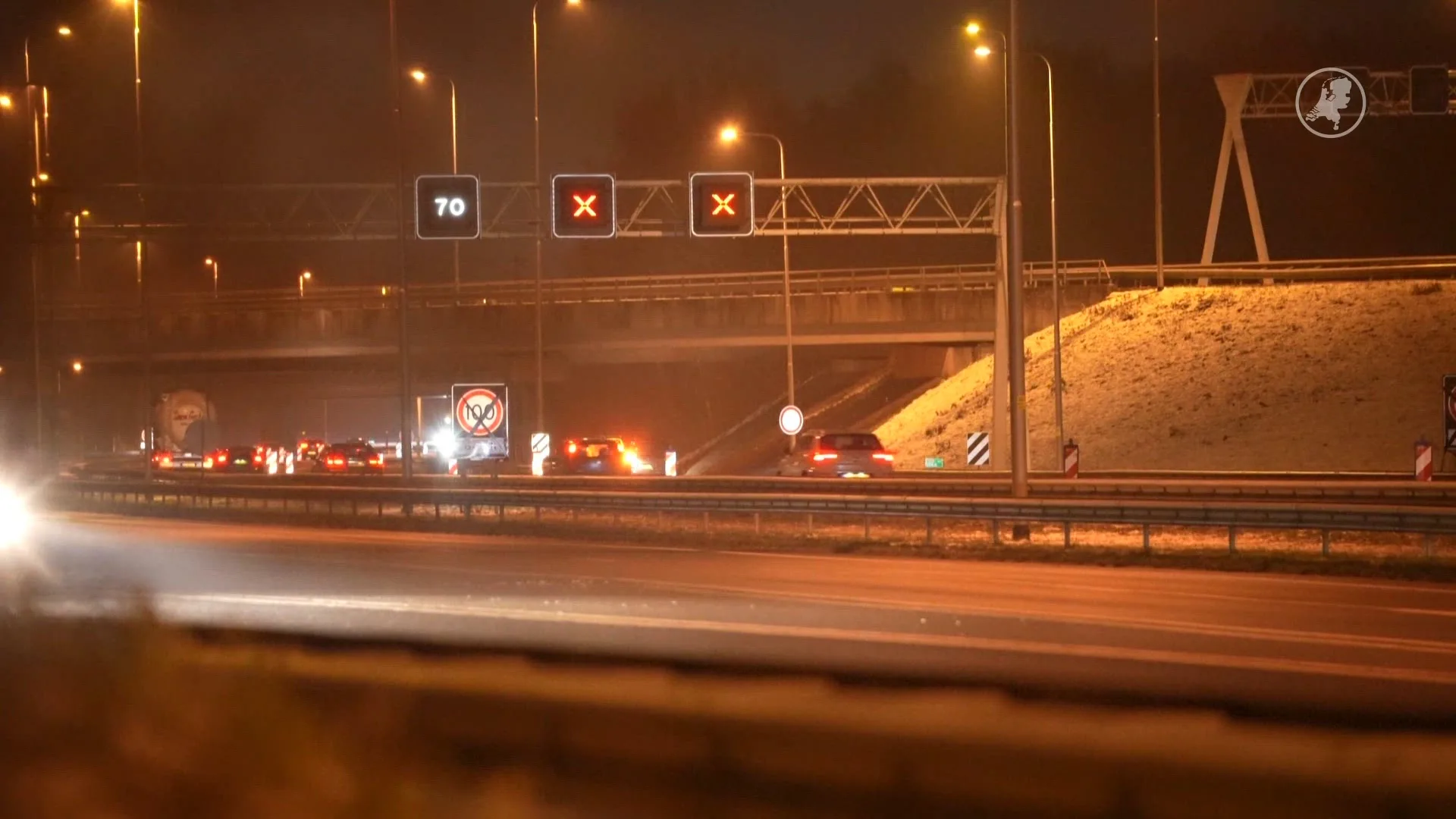 Deel A28 dicht door beschadiging aan viaduct, brokstukken op de weg