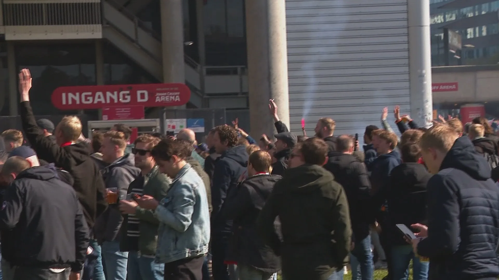 VIDEO: Honderden uitzinnige Ajax-supporters vieren officieus landskampioenschap