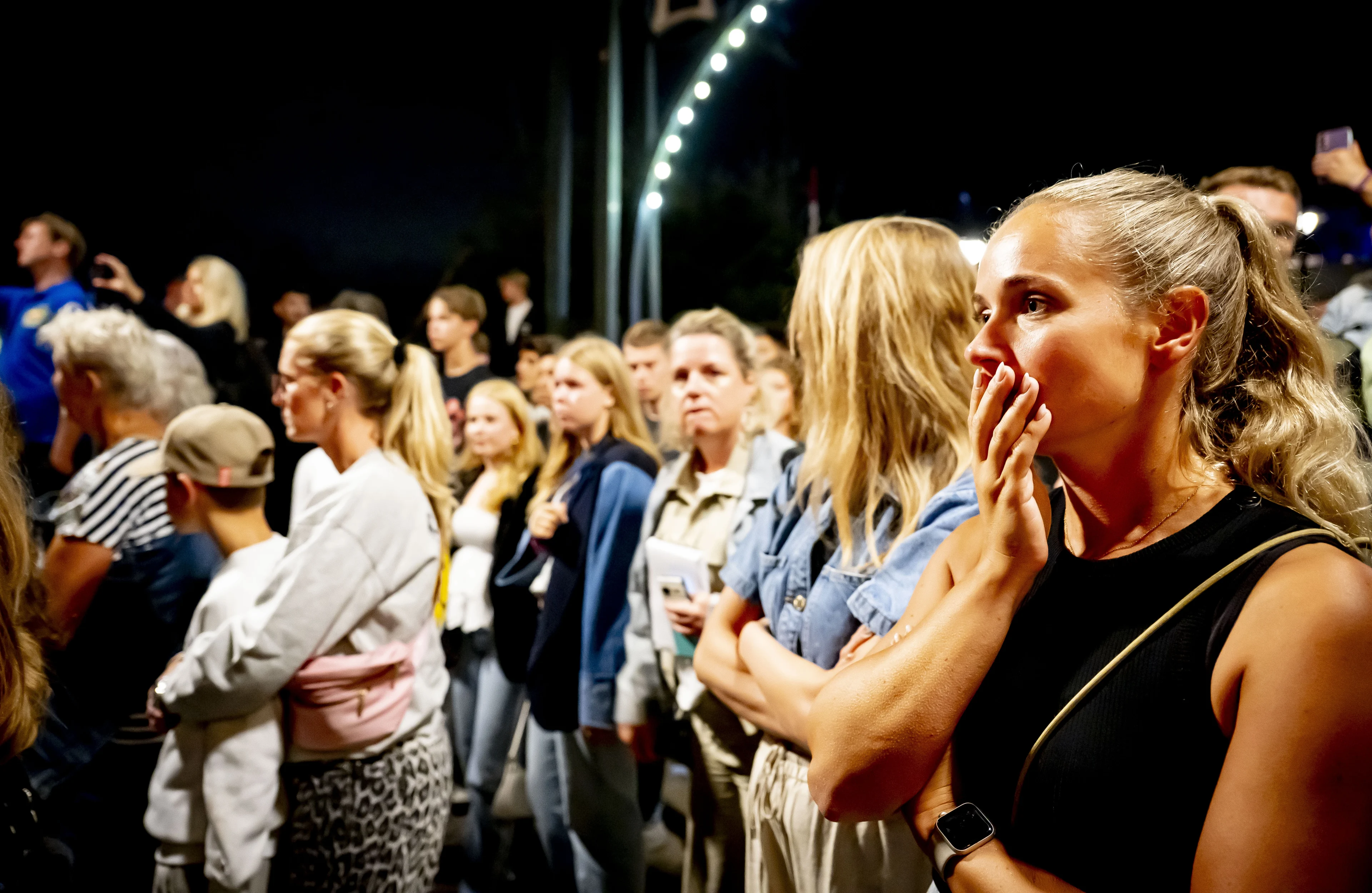 Eén minuut stilte, daarna applaus: Abcoude eert Lisa bij start feestweek
