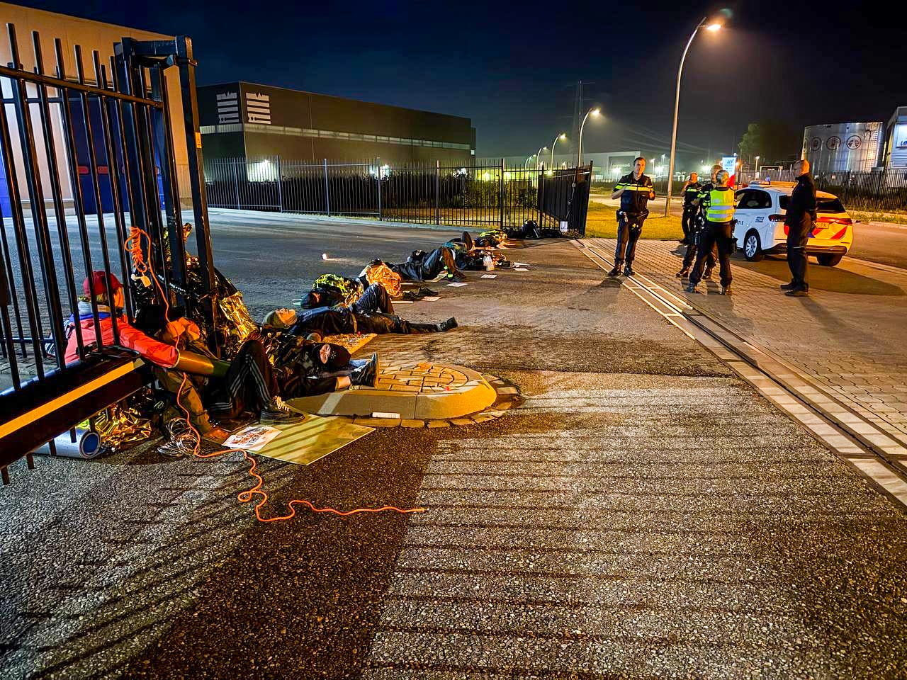 Actievoerders lijmen zich vast en bezetten slachthuizen in Apeldoorn