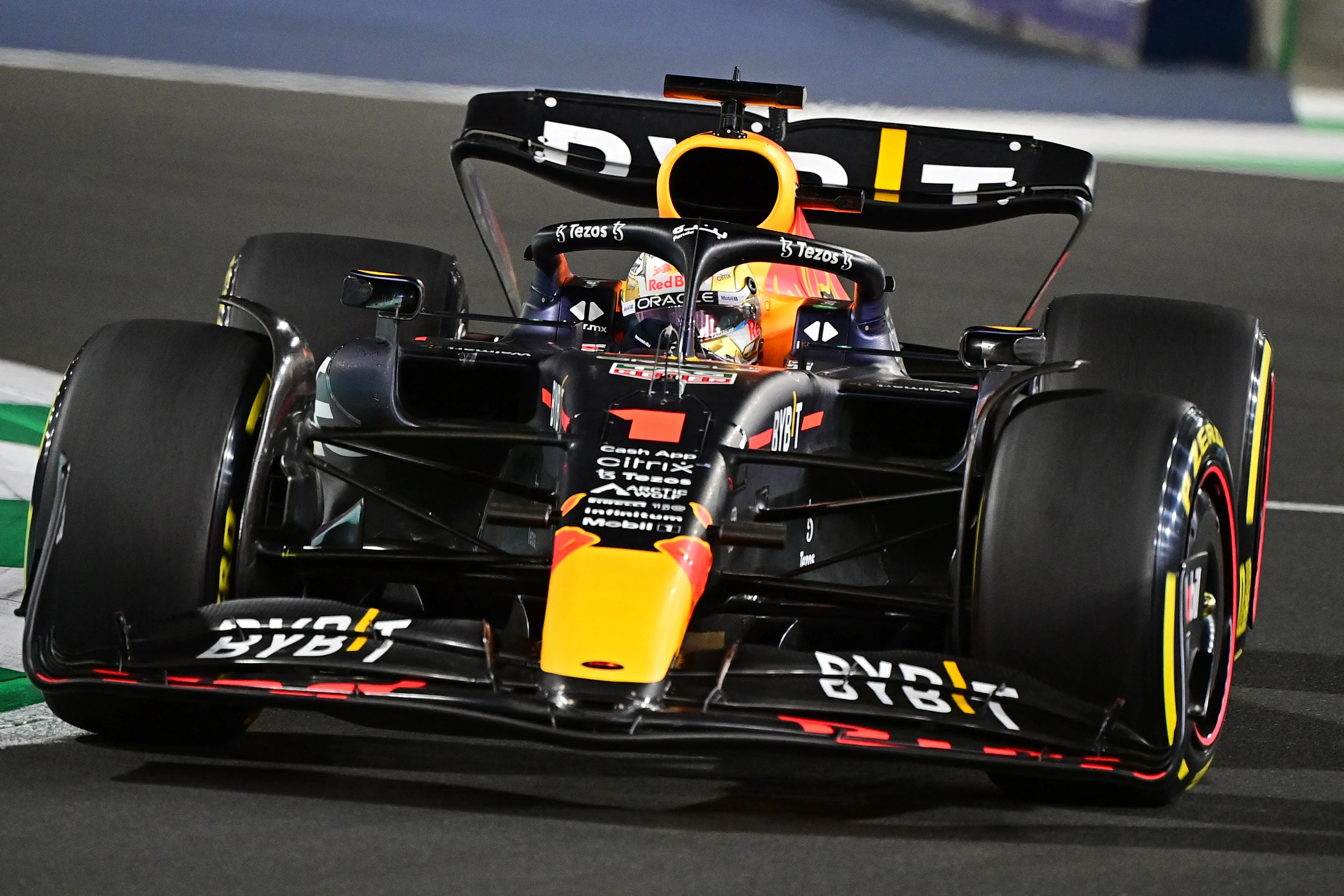 Max Verstappen heer en meester in Saoedi-Arabië na heerlijk gevecht met Leclerc