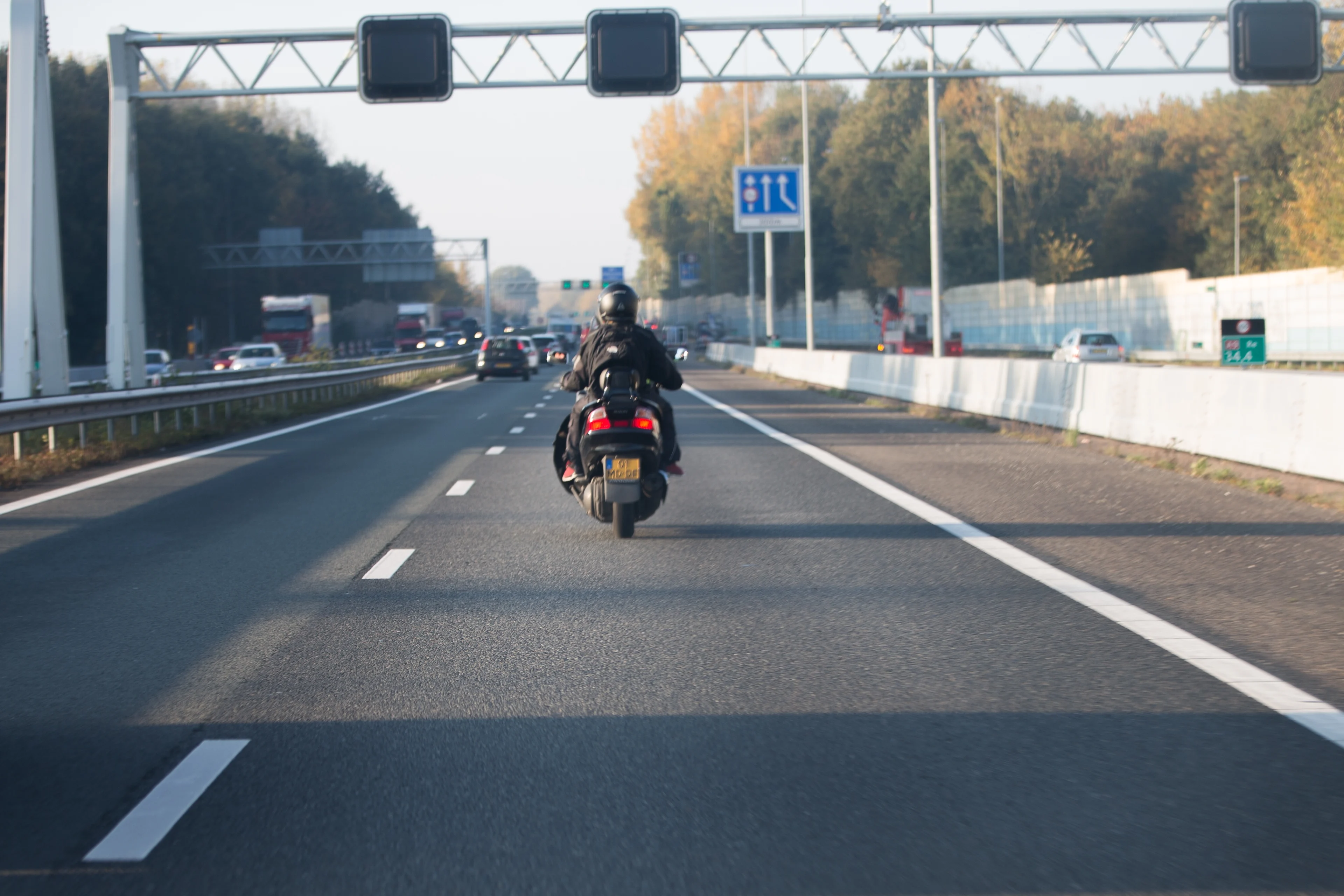 Motorrijder (31) scheurt met ruim 100 km/u te hard over A7