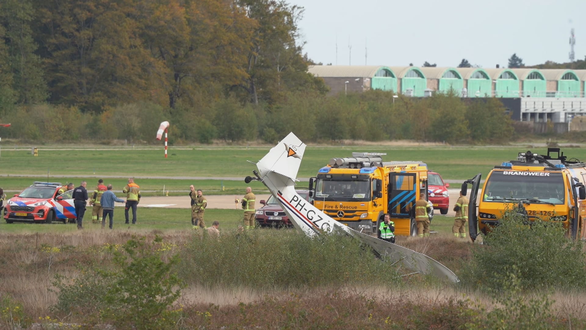 Vliegtuigje slaat over de kop bij landing op vliegbasis Gilze-Rijen