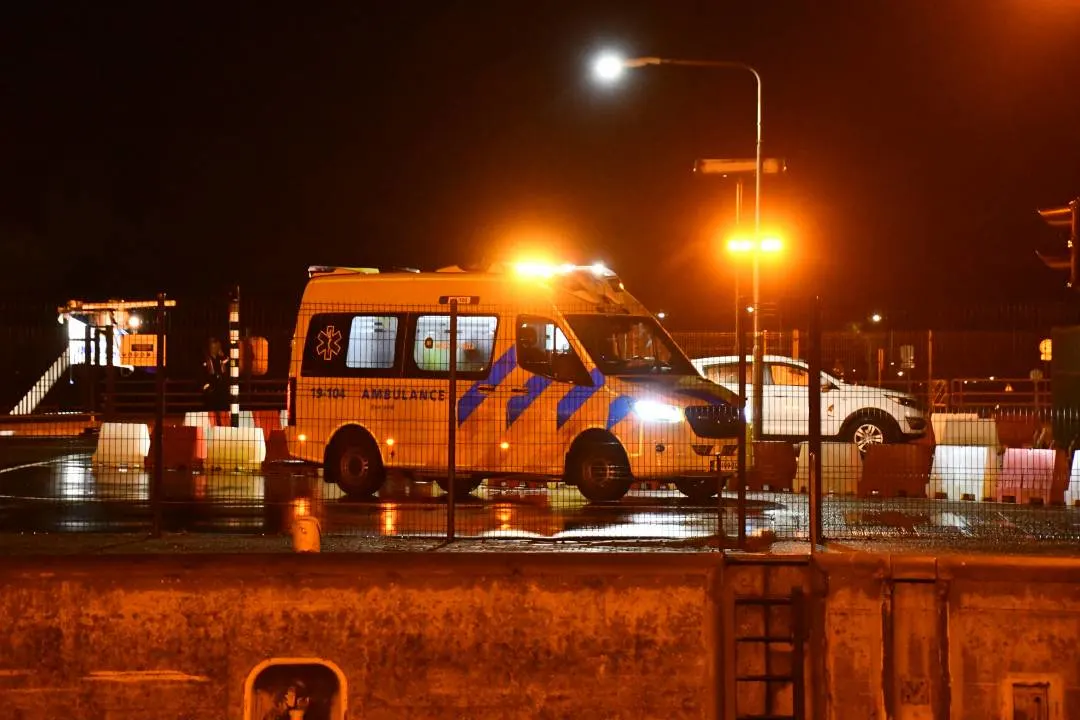 Man probeert hond uit water te redden maar belandt zelf in de plomp