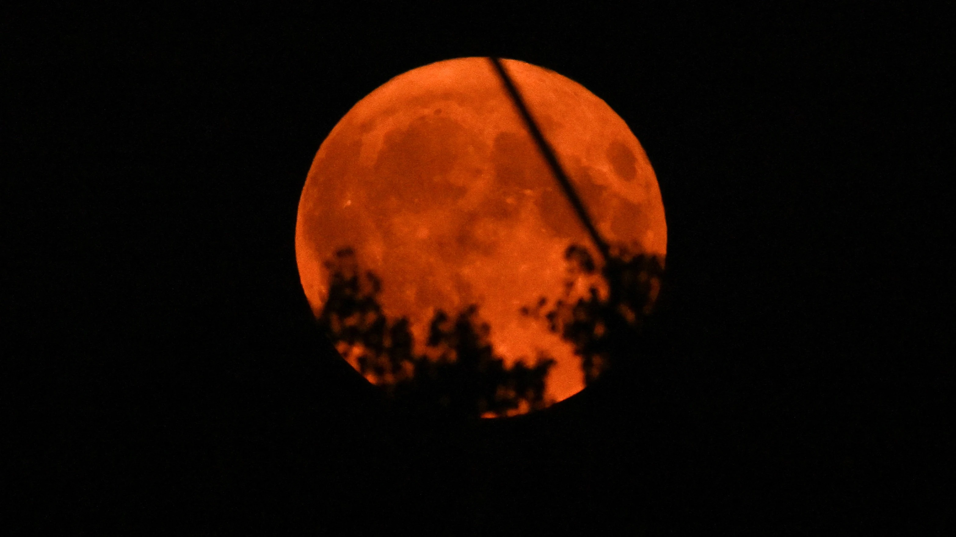 Mooie plaatjes: afgelopen nacht was supermaan en maansverduistering te zien