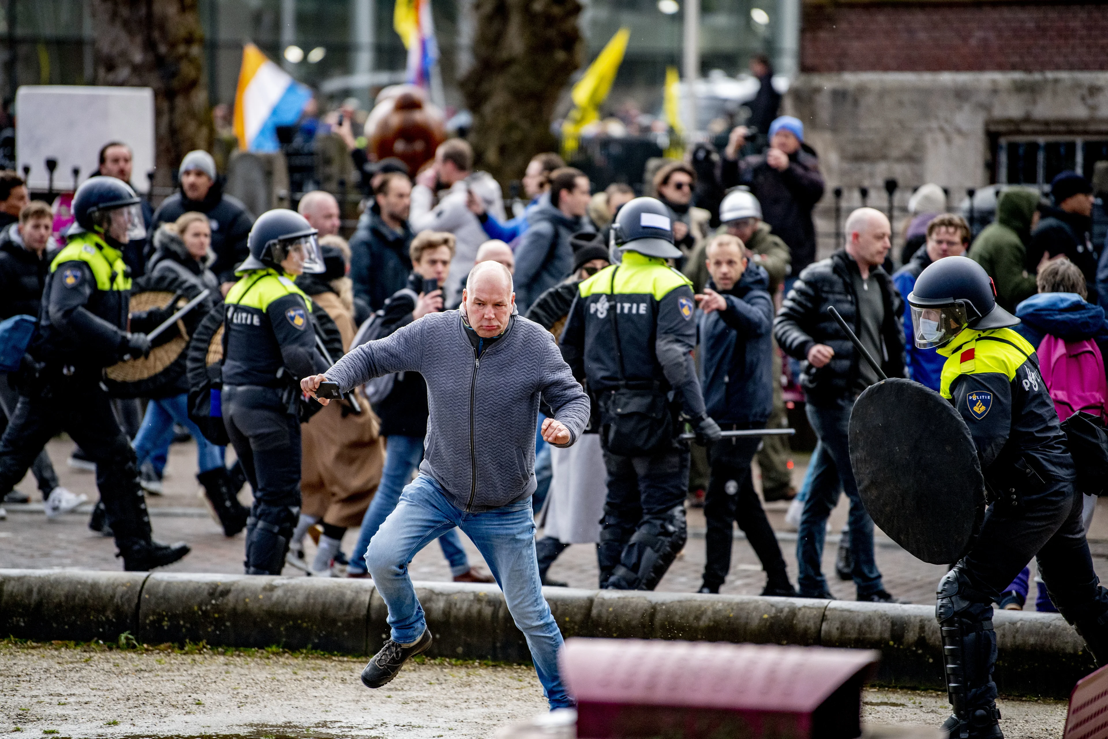 Stenengooier Museumplein voelde zich 'machtig': 'Een soort sterk leger'