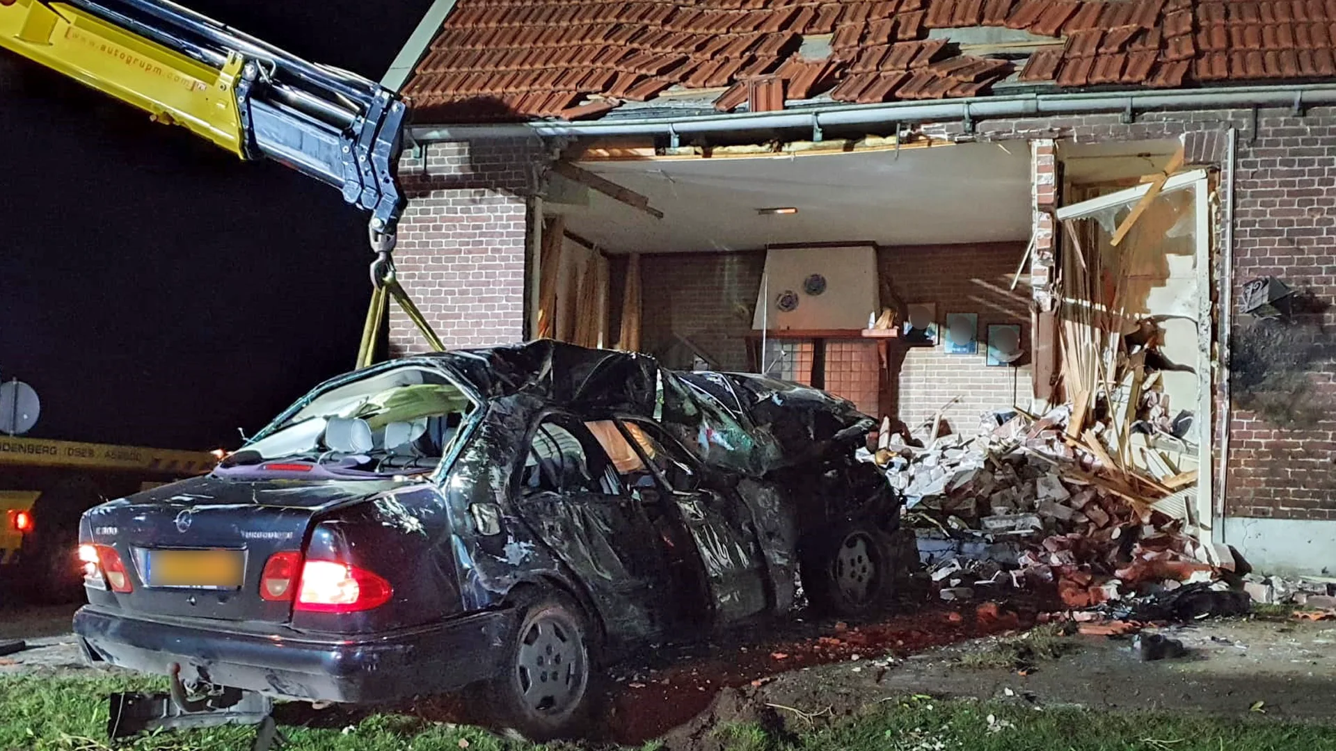 Zoon ziet hoe auto ouderlijk huis doorboort tijdens politieachtervolging: 'Nee! Mama! Mama!'
