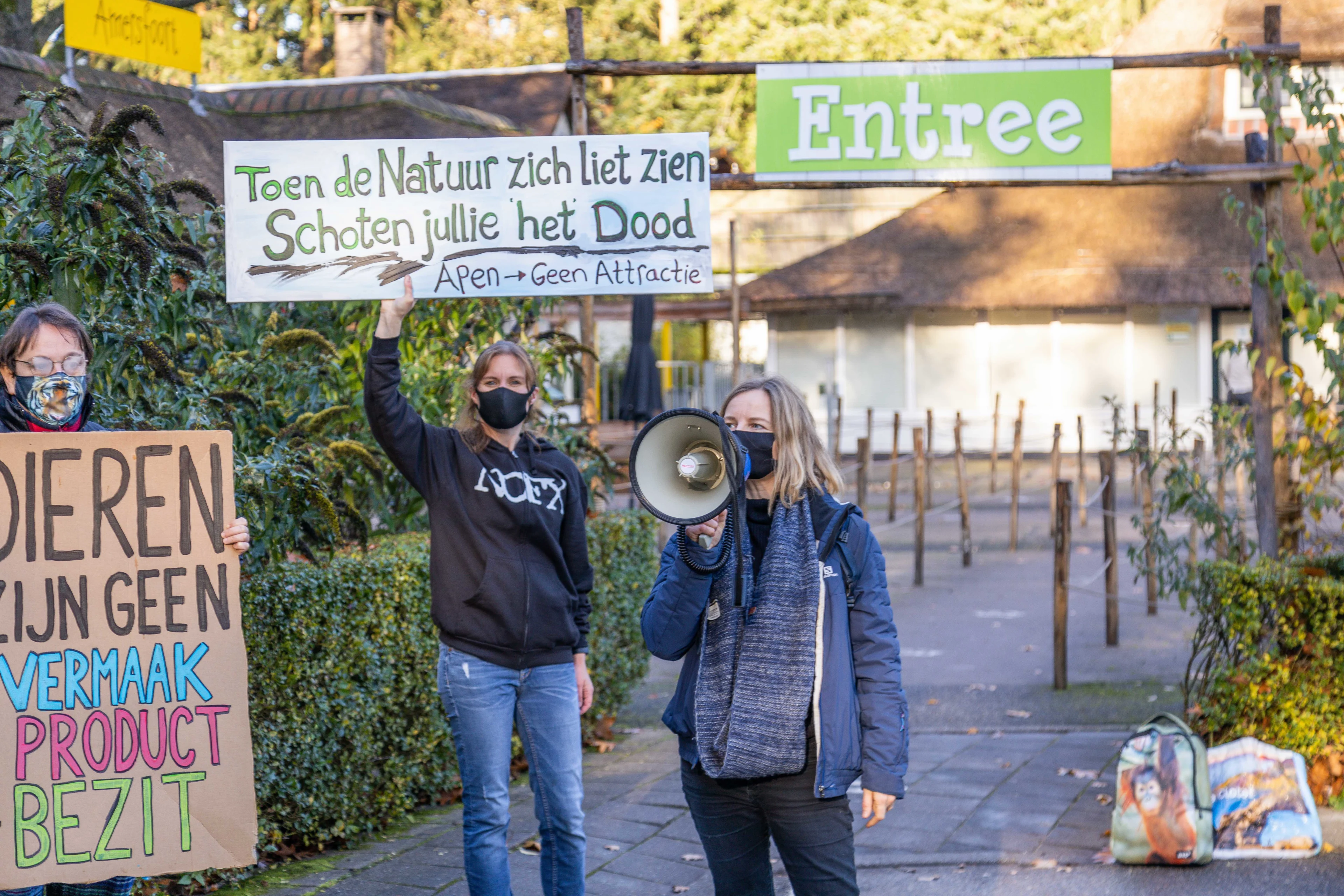 Protestactie bij DierenPark Amersfoort na doodschieten apen Mike en Karibuna
