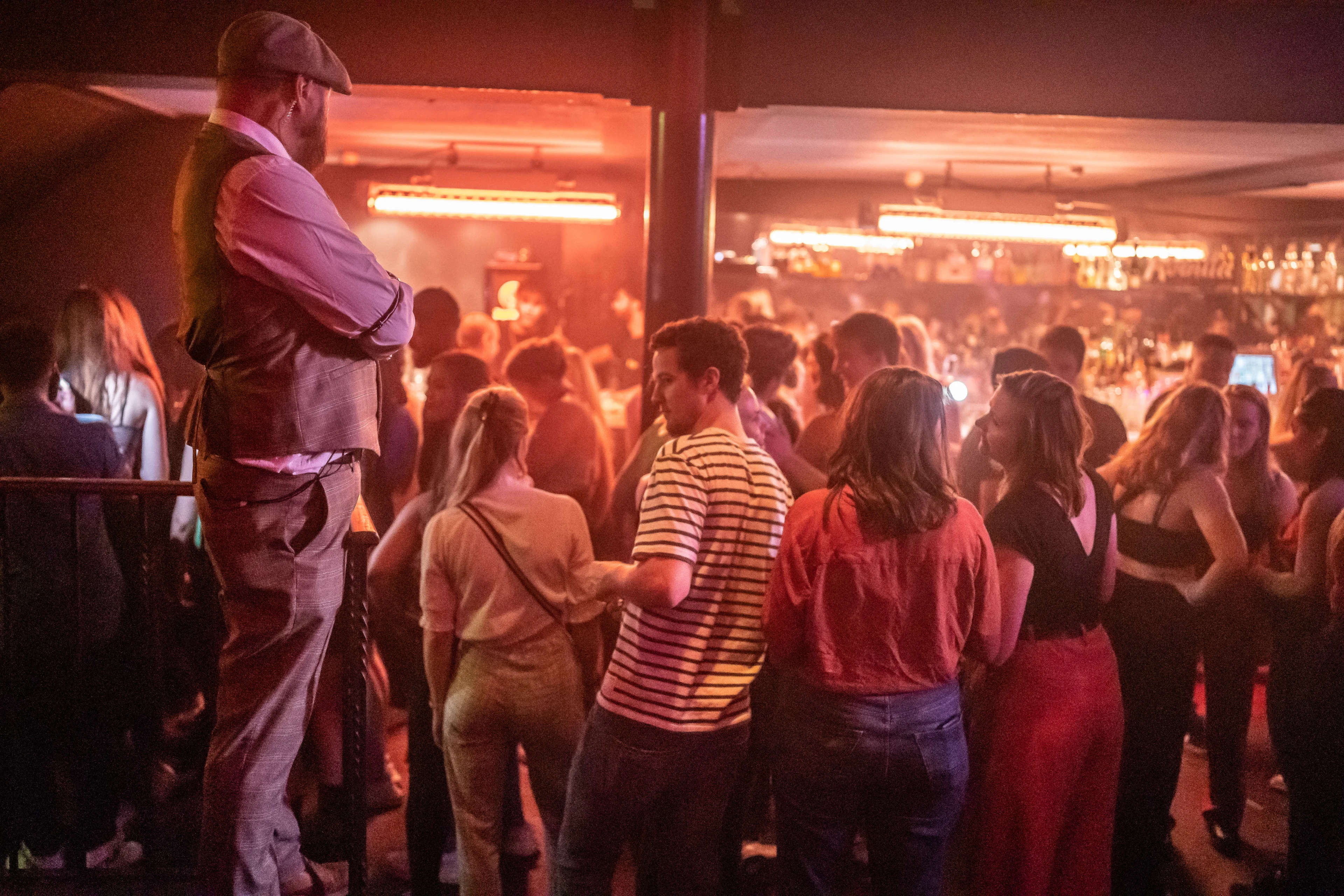 'Twee Nederlandse vrouwen beboet vanwege onthullende dans op straat in Thailand'