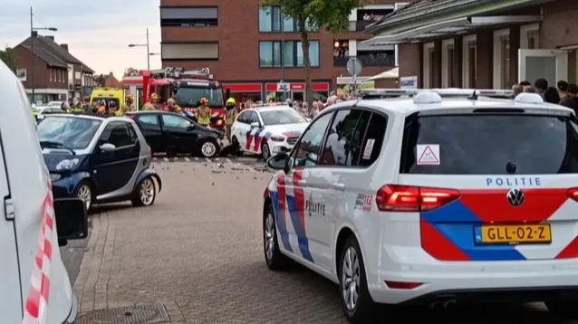 Meerdere gewonden na achtervolging met meerdere auto's in Roermond