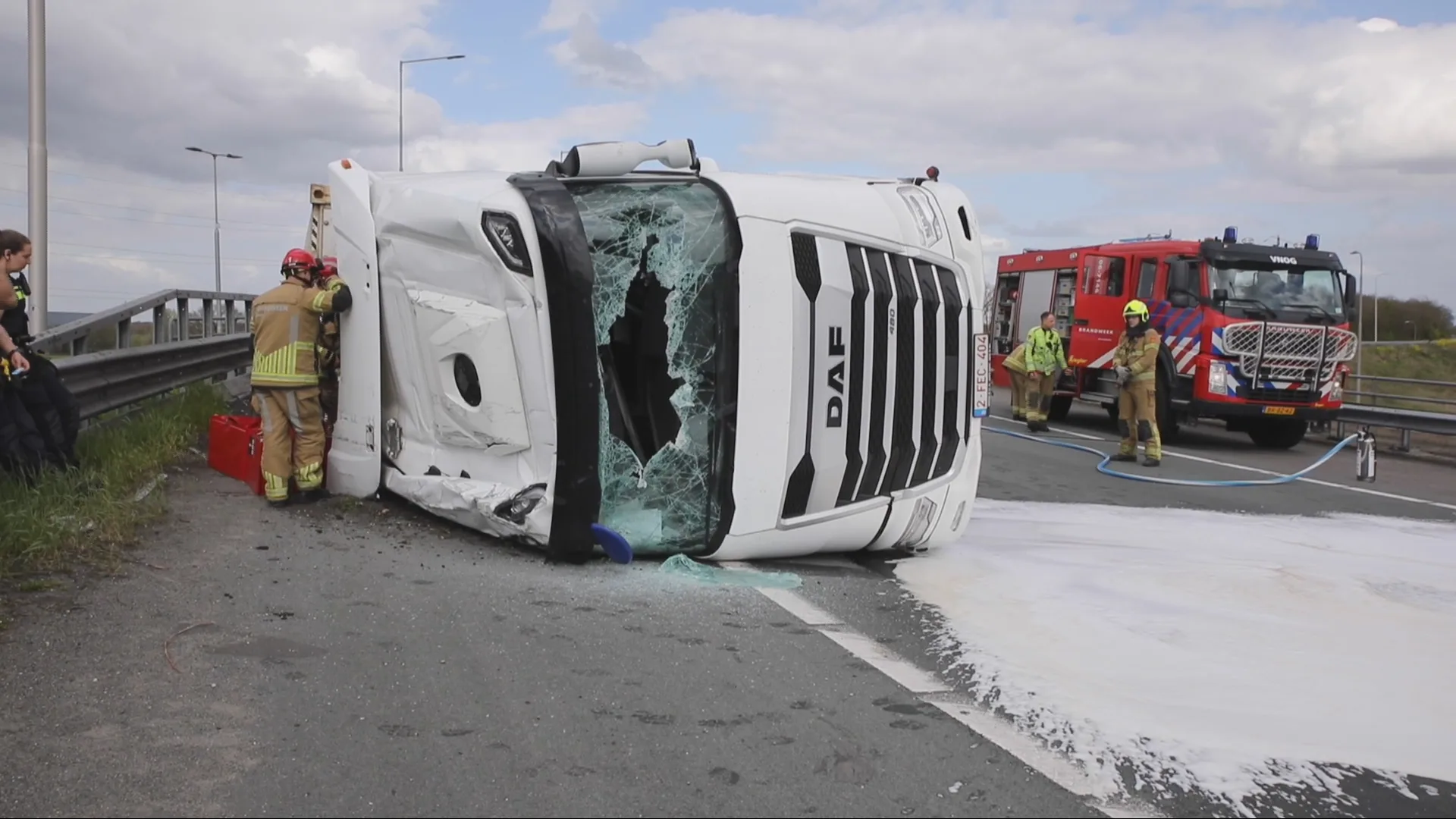 Verbindingsweg A1 tot middernacht deels dicht door gekantelde vrachtwagen