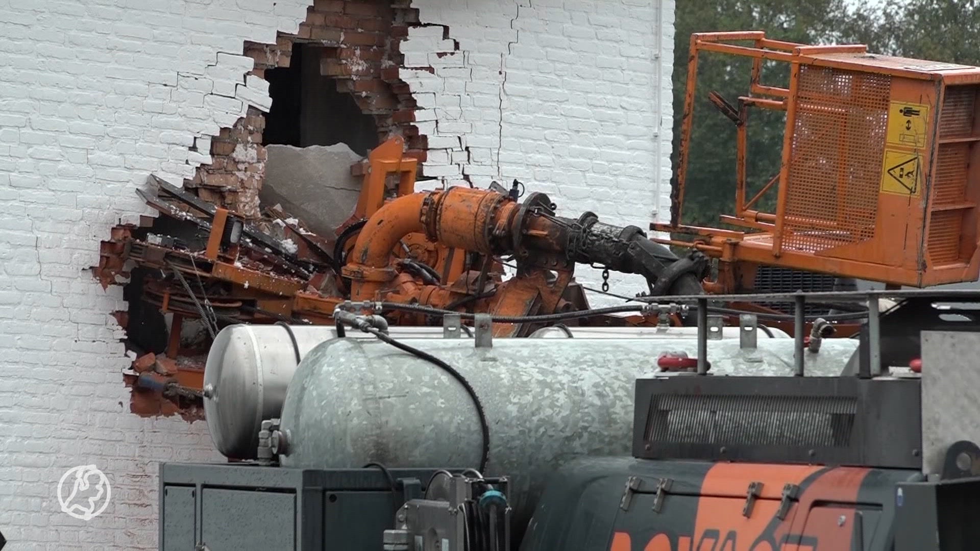 Omgevallen heimachine verwoest gloednieuwe woning in Albergen