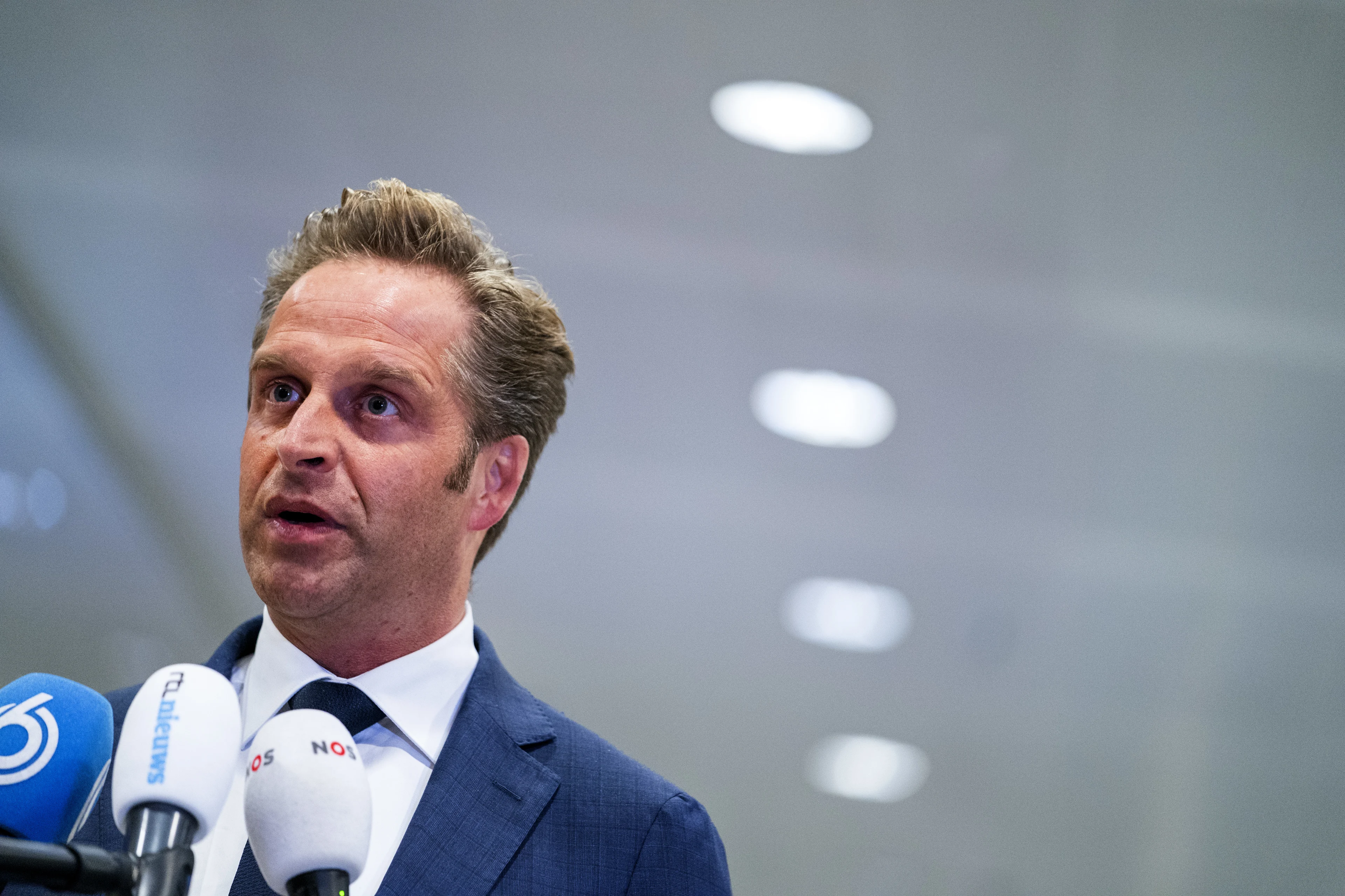 De Jonge wil valse coronaverklaringen aan banden leggen